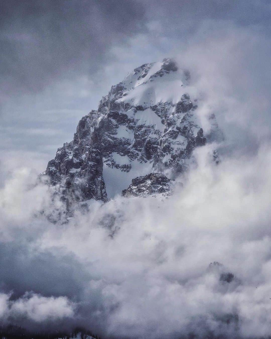 のインスタグラム：「The Grand. Not much of a better description for one of my favorite mountains...」