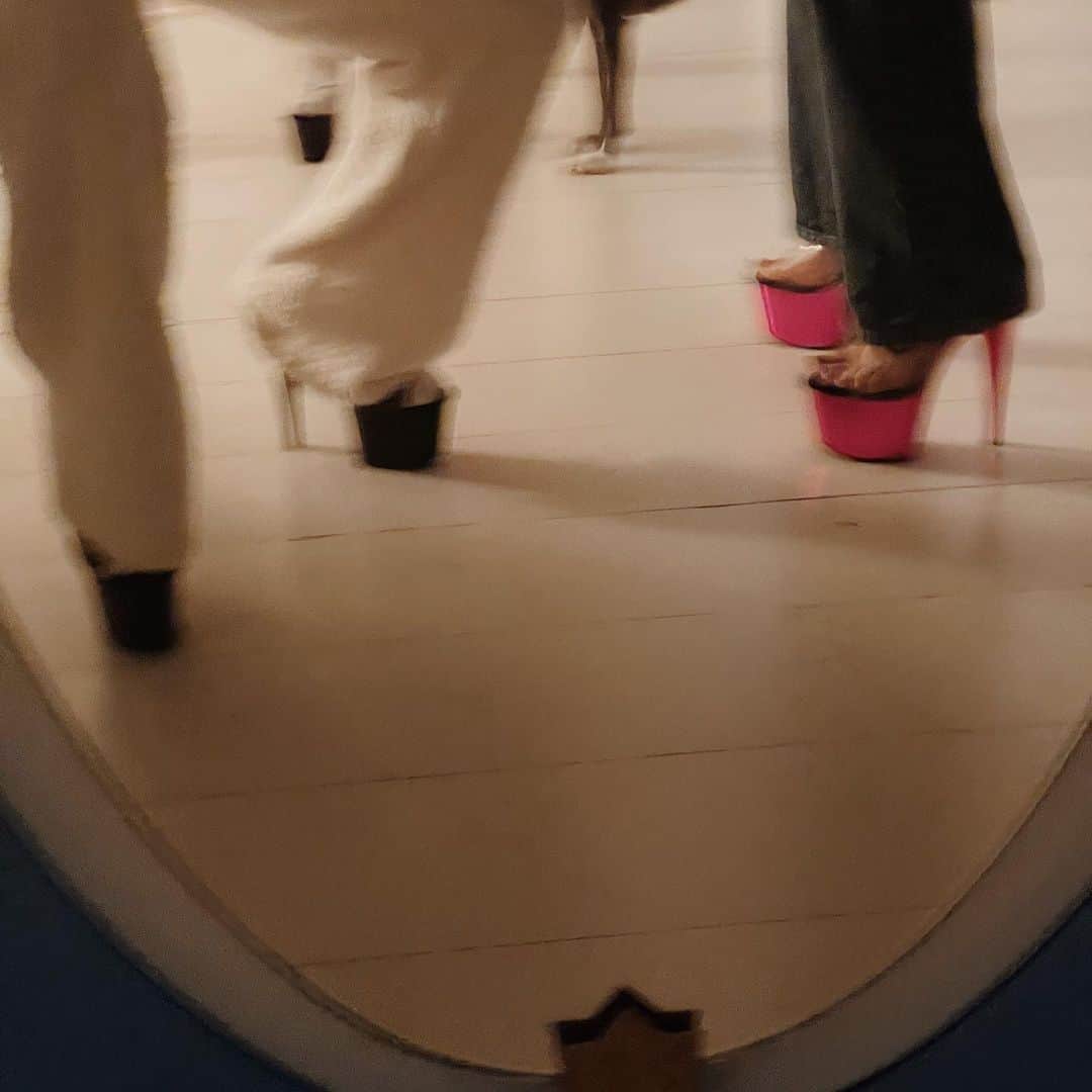 ローレン・ペルツのインスタグラム：「We go together like stripper heels and sweatpants.」