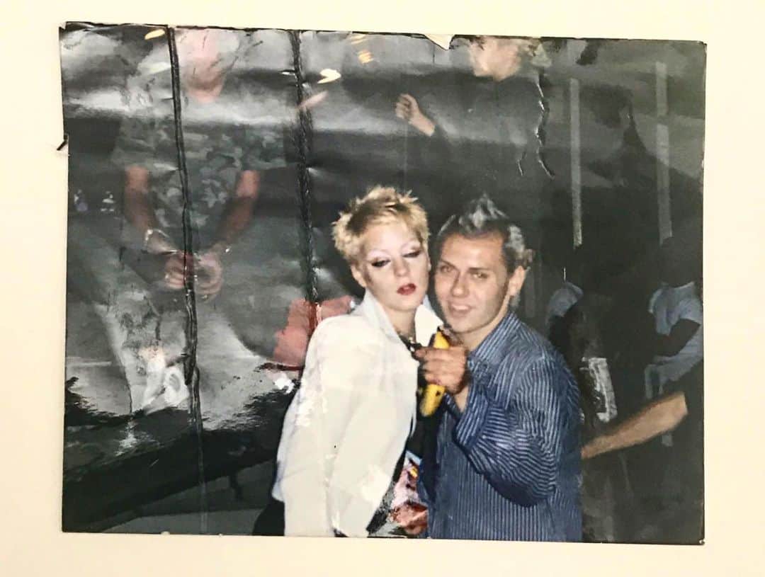 マート・アラスさんのインスタグラム写真 - (マート・アラスInstagram)「90s  London  with my dear friend Jo Reynolds and i have no idea why i’m holding a banana in a club」2月4日 2時49分 - mertalas