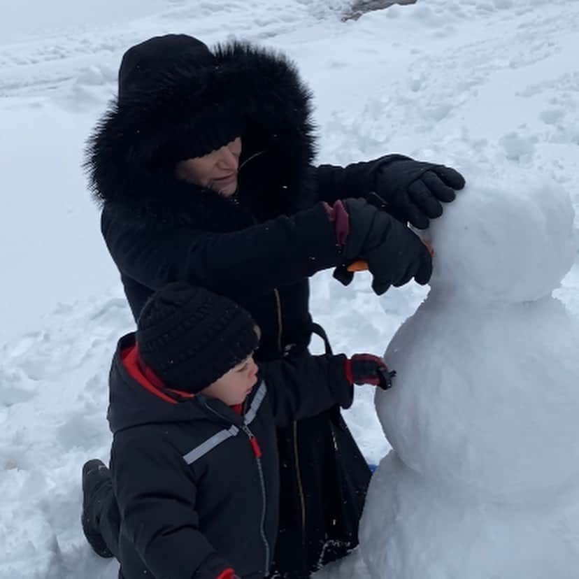 ディーナ・ニコール・コルテーゼさんのインスタグラム写真 - (ディーナ・ニコール・コルテーゼInstagram)「Do you wanna build a snowman ❄️ snow day with my boys #boymom」2月4日 2時50分 - deenanicole