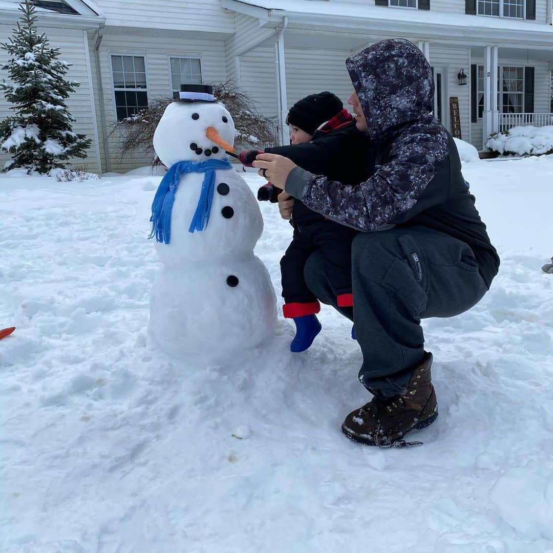 ディーナ・ニコール・コルテーゼさんのインスタグラム写真 - (ディーナ・ニコール・コルテーゼInstagram)「Do you wanna build a snowman ❄️ snow day with my boys #boymom」2月4日 2時50分 - deenanicole