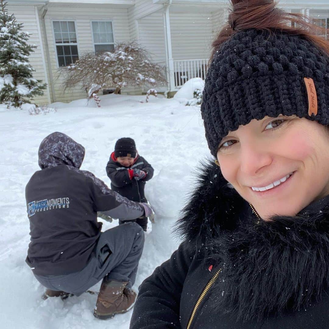 ディーナ・ニコール・コルテーゼのインスタグラム：「Do you wanna build a snowman ❄️ snow day with my boys #boymom」
