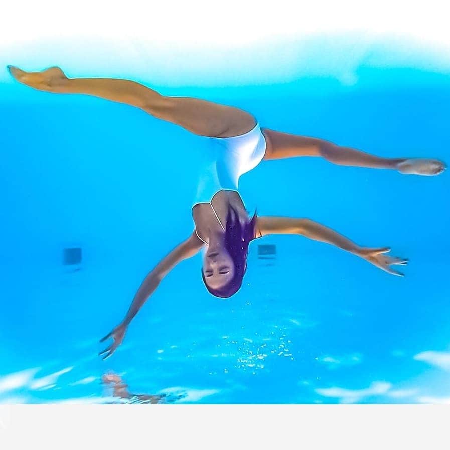メリティナ・スタニウタさんのインスタグラム写真 - (メリティナ・スタニウタInstagram)「Keep calm 💧 ⠀ #melitinastaniouta #melitina #gymmast #rhythmicgymnastics #underwater #water #girl #body #white」2月4日 2時59分 - melitinastaniouta