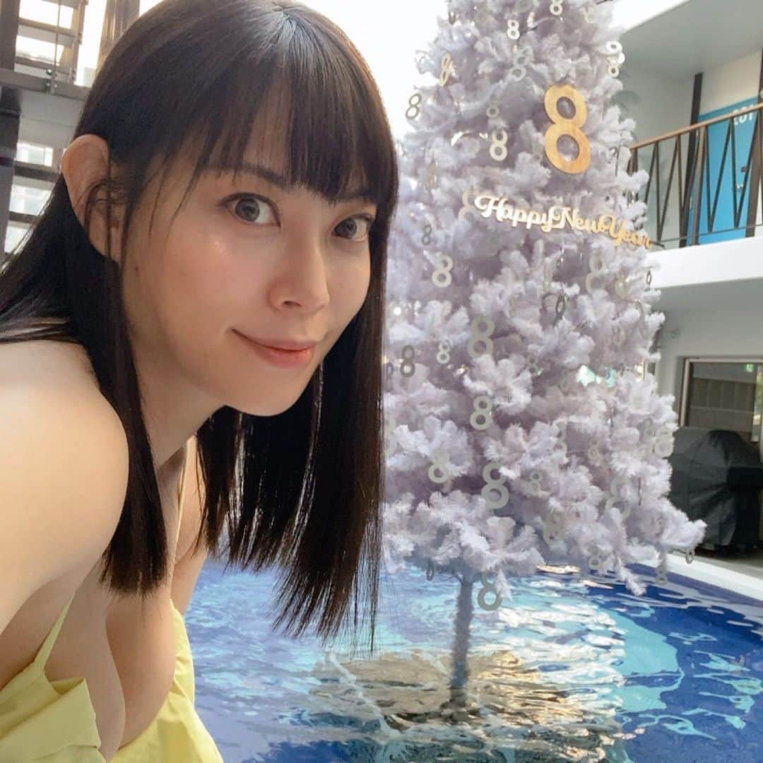 相沢あいのインスタグラム：「いつかの #サウナ 、理想と現実。 #サウナギャング こと #サウナ師匠 にくっついて #茅ヶ崎 #8hotel 。#水着混浴 サウナ、 #屋外プール という名の #水風呂 。緊急事態宣言が開けたらまた行きたいなー。 _ #8hotel サウナー #サウナー女子 #サウナイキタイ #サウナ部 #水着 #ビキニ #sauna #saunatime #saunner #saunaroom #サウナガール #サウナー女子 #サウナ好き #サウナ練習中 #黒髪 #swimwear #プール #バーデゾーン #混浴 #サウナ最高 #サ活 #サ活女子」