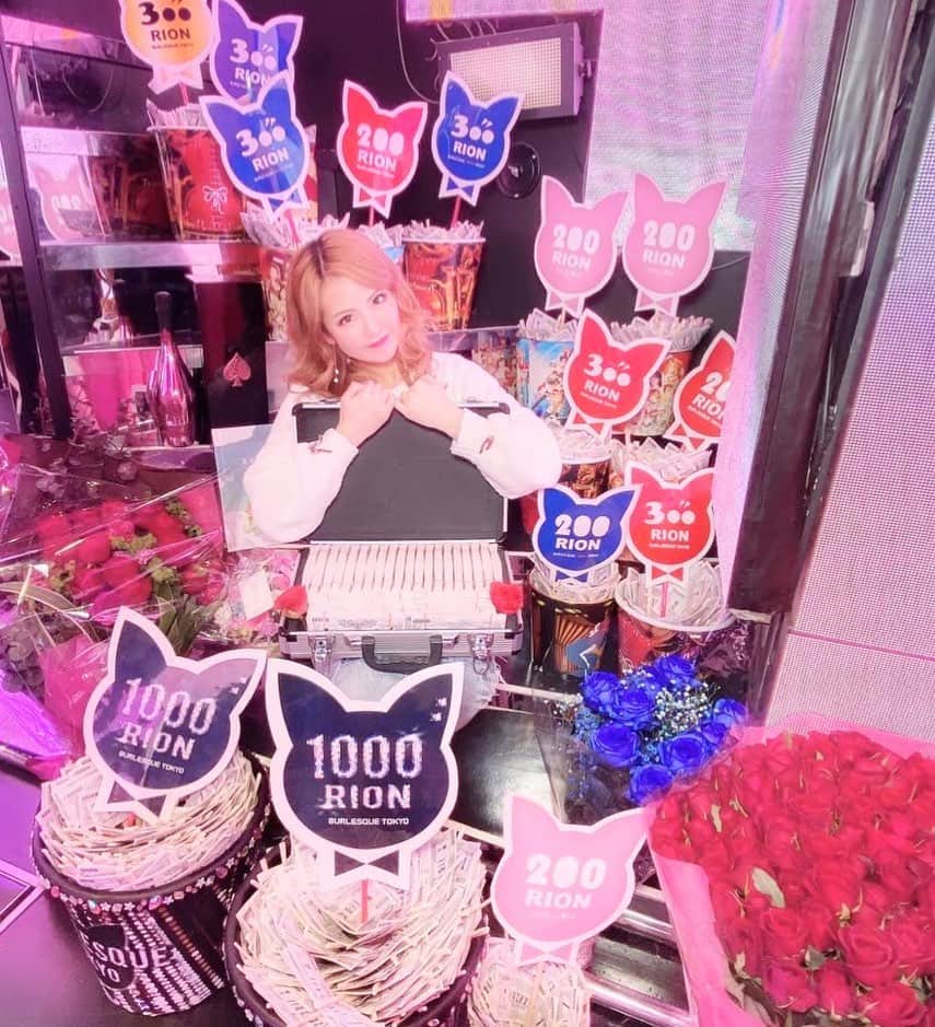 KARENのインスタグラム：「、 2月1日入店記念日！ ありがとうございました(❁ᴗ͈ˬᴗ͈) 、 足を運んでくださった方 配信で見てくださった方 遠隔送ってくださった方 本当にありがとうございます(´•ω•̥`) 、 、 なんでイベントうたないの？ ってたくさん聞かれたんですが 、 私は来てー！ って言うのがあまり好きじゃなくて お客様が来たい時に みずから来て欲しいのですよね。 、 だから来てくださいってお願いするのは1年に1度、誕生日だけにしたいのが本音で。 、 そして誕生日はバタバタで全然喋れないので 来てくれたのに寂しいおもいさせてしまってたりもするかなと思っていて 入店記念日は 誕生日でもないのに日にちを覚えてくださってて 来て下さるコアな方と まったりゆっくり過ごしたい 満足して帰ってもらいたい ってきもちがあって 、 そしてイベントにすれば またパフォーマンスやら頑張ってしまって 今まで我慢した腕がまた痛めてしまうので イベントにはしませんでした(❁ᴗ͈ˬᴗ͈) 、 、 言うつもりもなかったのですが 数日前にインスタライブとMCで ふられて 実は入店記念日が2月1日なんですって言ってしまってw 、  このご時世で予約もかなり少なかったので ちょっとガラガラすぎるか、、、 と思い 当日になってツイートとストーリーで 実は記念日です(❁ᴗ͈ˬᴗ͈) って書いたんですよね。 、 、 そしたら たくさんの愛を頂いて びっくりしました(´•ω•̥`) 、 本当に幸せにしてくださってありがとうございます( ﾉД`) 、 入店記念日でこんなにお祝いしてもらえるなんて 本当に幸せです(´•ω•̥`) 、 、 5月の誕生日までにはなんとか腕を治したいです(´･ ･`) 、 、 ステージに立たせて貰えることに感謝して 応援してくださる方に感謝して 居場所を頂けてることに感謝して これからも頑張っていきますので 応援よろしくお願いいたします(❁ᴗ͈ˬᴗ͈) 、 、 みんなだいすきです‎(◍˃ ᵕ ˂◍) 、 、 #バーレスク東京 #バーレスク #バーレスク東京かれん #六本木 #ショーパブ #ショー #ダンス #burlesque #ショーガール #エンターテインメント  #burlesquetokyo #dance #roppongi #xoxo #girl #me #l4l #show #showgirl #dance #dancer #japan #japanesedancer #instagood #ダンス好きな人と繋がりたい」