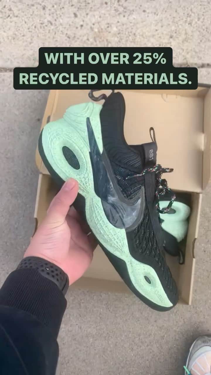 のインスタグラム：「Are you feelin’ Nike’s new sustainable basketball shoe? ♻️🏀 #CosmicUnity 🎥: @ltondatrack」