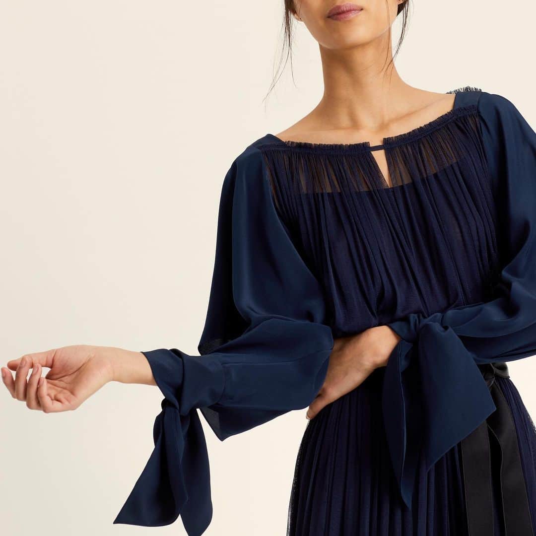 アマンダ ウェイクリーのインスタグラム：「Ethereal and iconic silk tulle...   #tulledress #goddessdress #tulle #statementdress #statementsleeves #ss21」