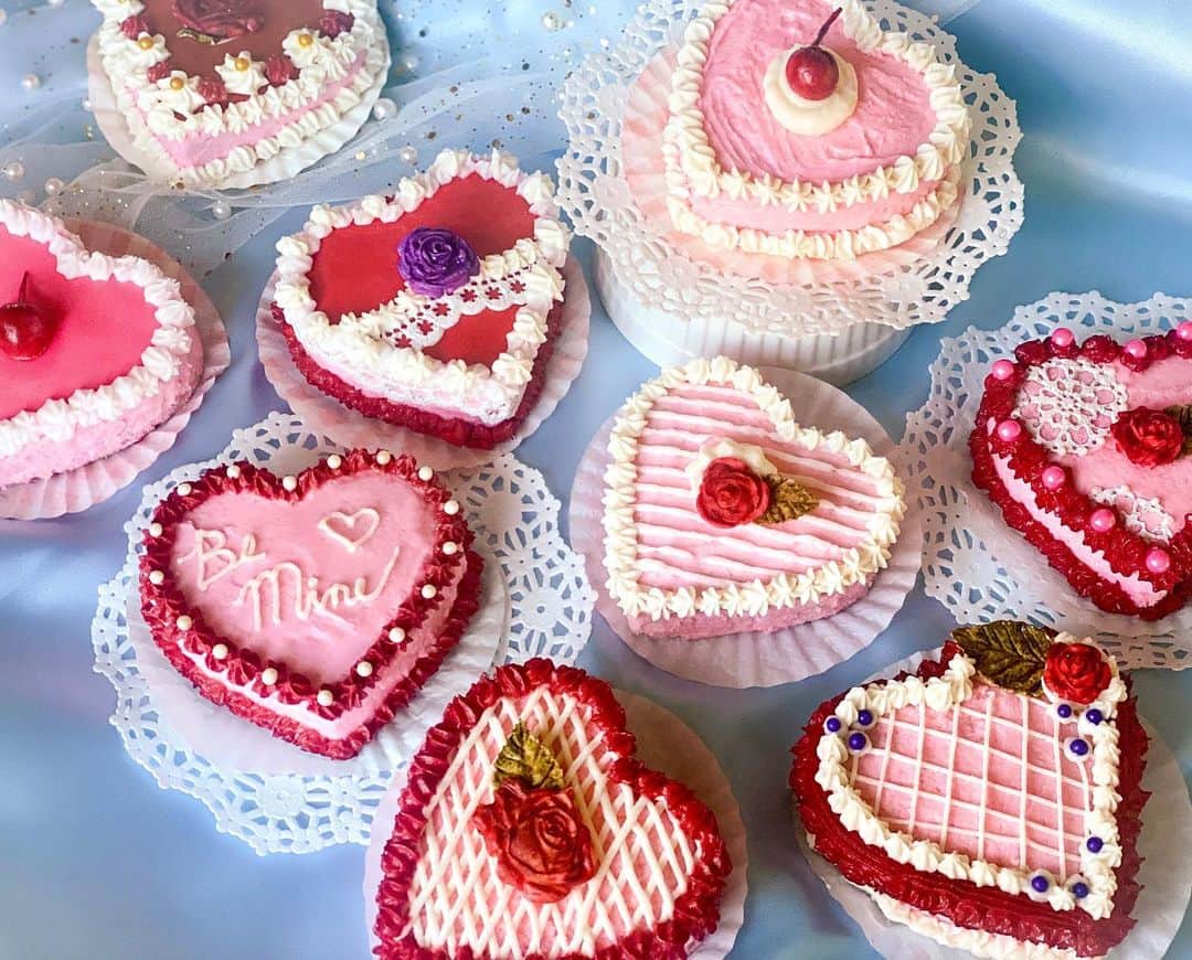 ティファニー・トートさんのインスタグラム写真 - (ティファニー・トートInstagram)「Baked some new goodies 🍰  Mini vintage heart cakes!♥️♥️  See how I made them up on my blog😋 Link in bio」2月4日 3時04分 - tiffanytothxoxo
