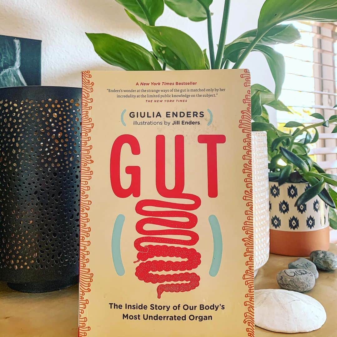 Elliana Shayna Pogrebinskyさんのインスタグラム写真 - (Elliana Shayna PogrebinskyInstagram)「This new year is a starting point for me to keep expanding my knowledge in different ways and start my health book library. #functionalmedicine #traditionalchinesemedicine #understandingthebody #nutrition #herbs #essentialoils #healfromtheinside」2月4日 3時06分 - elliana_pogrebinsky