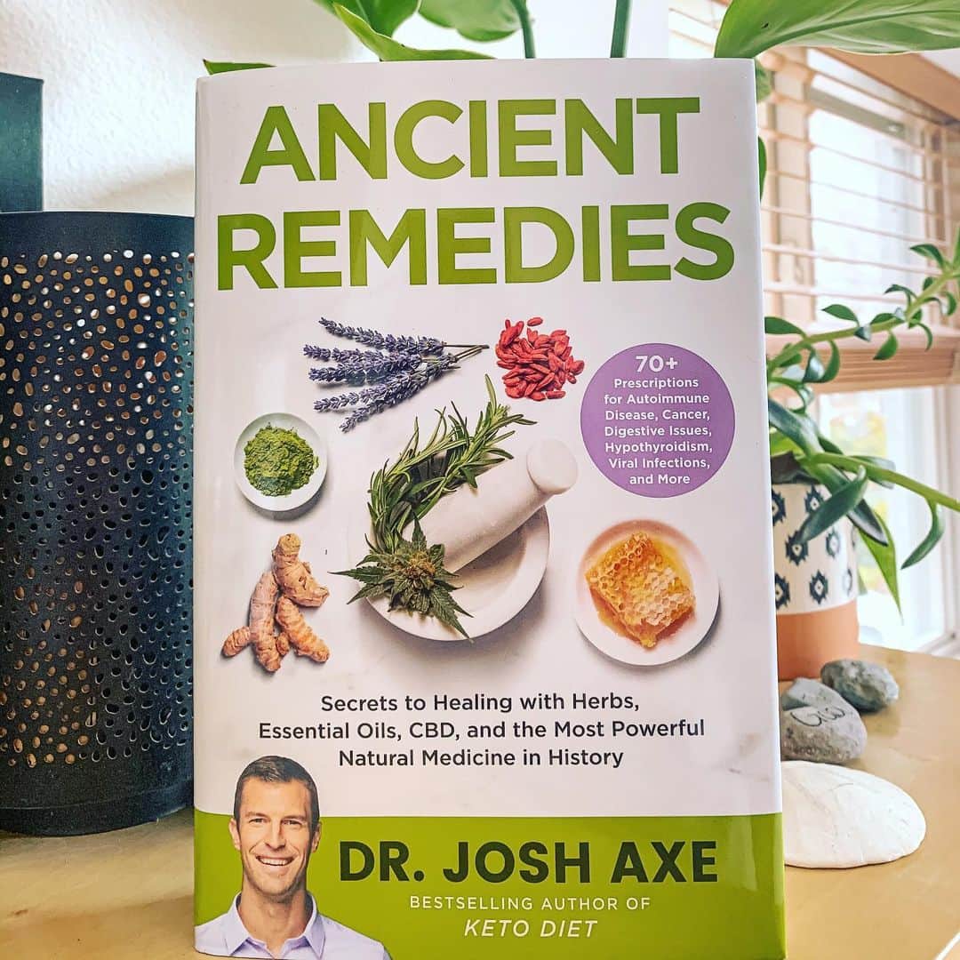 Elliana Shayna Pogrebinskyさんのインスタグラム写真 - (Elliana Shayna PogrebinskyInstagram)「This new year is a starting point for me to keep expanding my knowledge in different ways and start my health book library. #functionalmedicine #traditionalchinesemedicine #understandingthebody #nutrition #herbs #essentialoils #healfromtheinside」2月4日 3時06分 - elliana_pogrebinsky