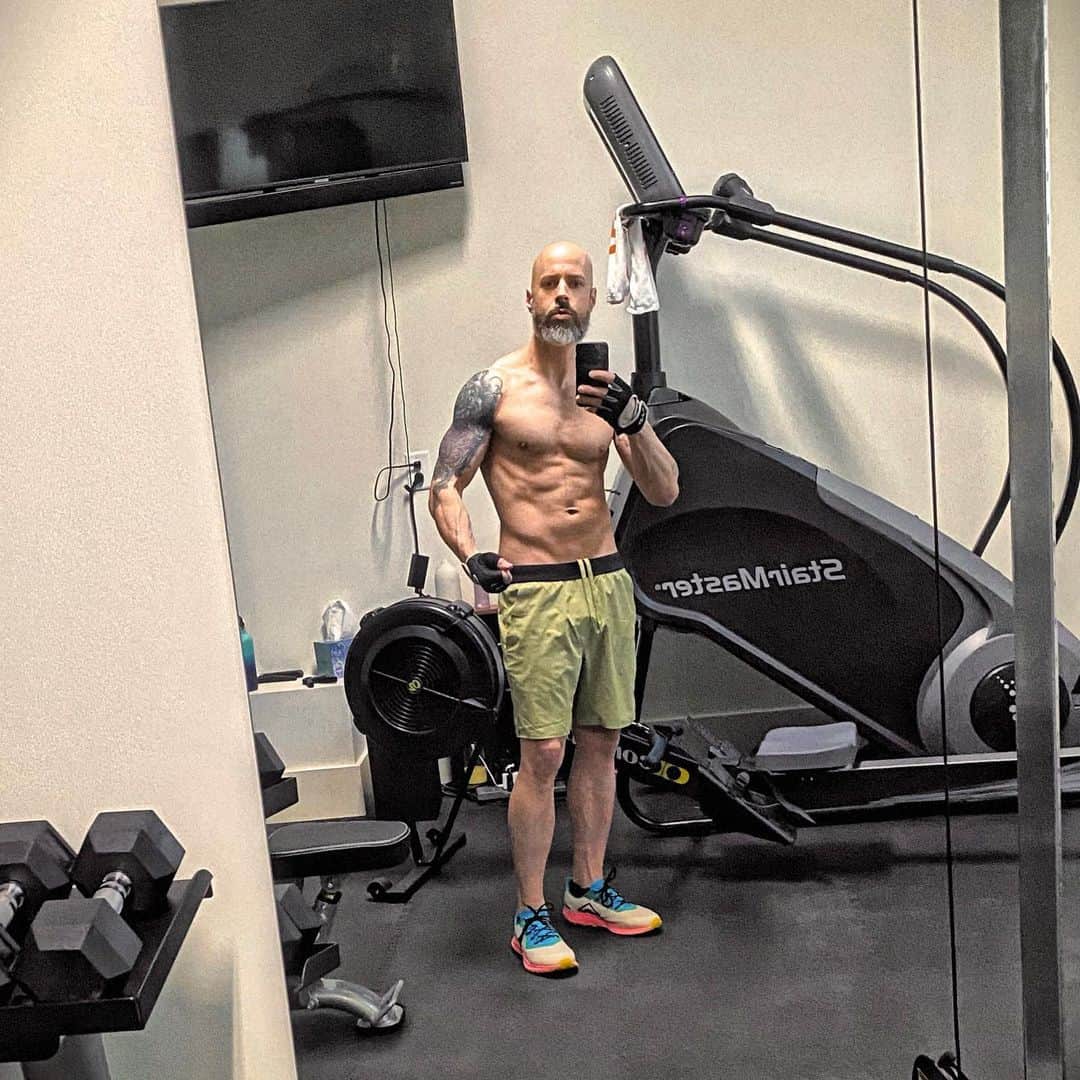 クリス・ドートリーのインスタグラム：「I was very hesitant to make this post... ⁣ but then I thought, I can’t be the only one who’s been here and has felt this way... and maybe this will help some of you out there that may be going through similar struggles. Maybe it won’t. If this doesn’t resonate with you that’s ok. Please disregard the following, please don’t leave any negative comments and have an amazing day! ⁣ ⁣ So here goes:⁣ Wow. What a year it has been. Transformative, introspective, self reflective... and many more “ives” I’m sure lol!⁣ From last February to now? Damn... I don’t even know where to begin... well... I’ll just give you cliff notes for now as I’m sure I’ll swing in and drop more as time goes on... so... Right after the pandemic hit, I got really lazy. I got depressed. Anxiety was at an all time high! I guess I just got extremely overwhelmed by the new normal. I mean... how could I not? There was nowhere to escape. No tour to go on. Nowhere to travel to. Just the same walls every day. The same people every day. I was having to finally see what my wife had to deal with on a daily basis WITHOUT me or my help. It was hard for me. Like really fucking hard! For the past 14 years, I would be home for a few weeks, be super daddy, the PEACE OUT! I got to leave again and run away from reality.... and myself. ⁣ Now what? Full time daddy? Full time husband? What does that even look like? What is life? Who am I even? I had a complete identity crisis and I was forced to finally see myself... and just how subpar I was at parenting or being a good friend, partner, or husband. But not after trying to escape the chains of reality for months on end. It was quite humbling to say the least. Oh and my substance consumption was at an all time high. I drank practically every day, starting with the occasional day drink  or 5 o’clock cocktail because why not? We’re in a pandemic yall! It’s new rules! Right??? Lol! I even started smoking cigarettes again!!! What!!??? Yeah!!! The BEST TIME to start smoking right!!??? I ended up smoking about a half pack of a day before I was finally like “what the fuck am I doing!???” and finally gave them up cold turkey after about 4 months or so.  Read on in comments.」