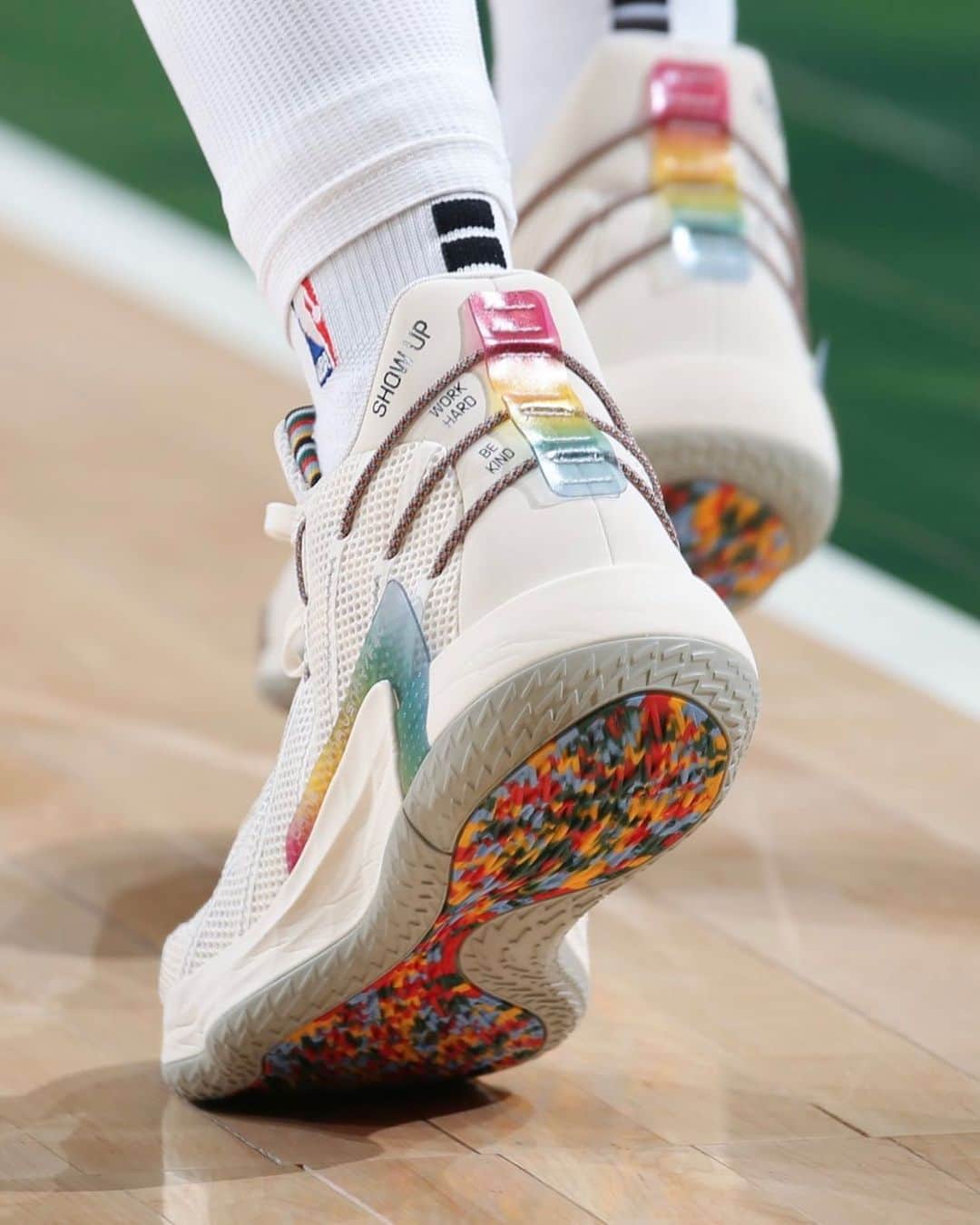 デイミアン・リラードのインスタグラム：「Show up, Work Hard, Be Kind. Shoutout to all of the students pushing through remote education with #RESPECT. 🏫 @madisonhighschoolpdx @riderconnection @we.are.parkrose @adidashoops #Dame7」