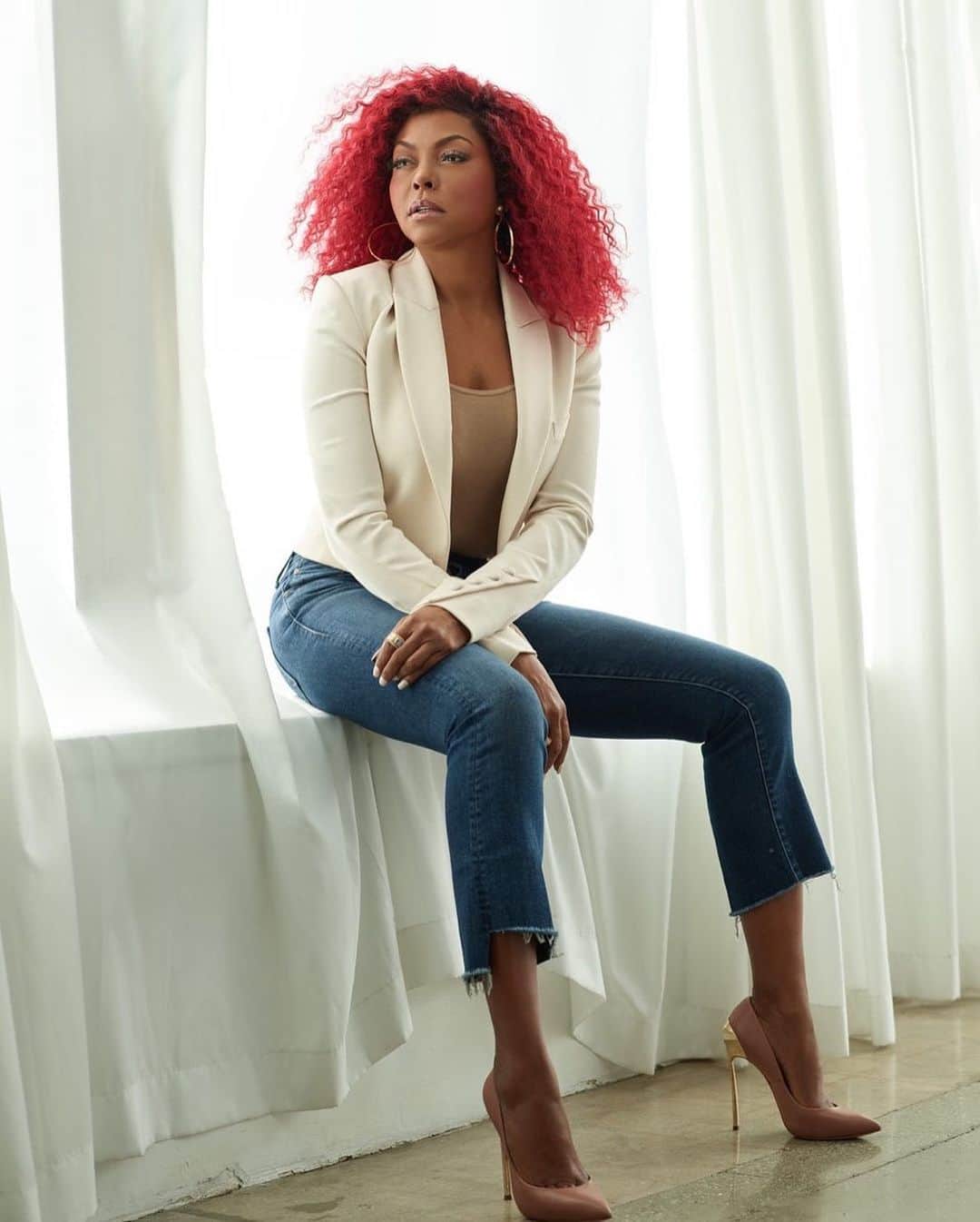 motherdenimのインスタグラム：「Always Camera Ready 📸 @tarajiphenson wearing The Insider Crop Step Fray in Sweet & Sassy   styled by @jasonbolden」
