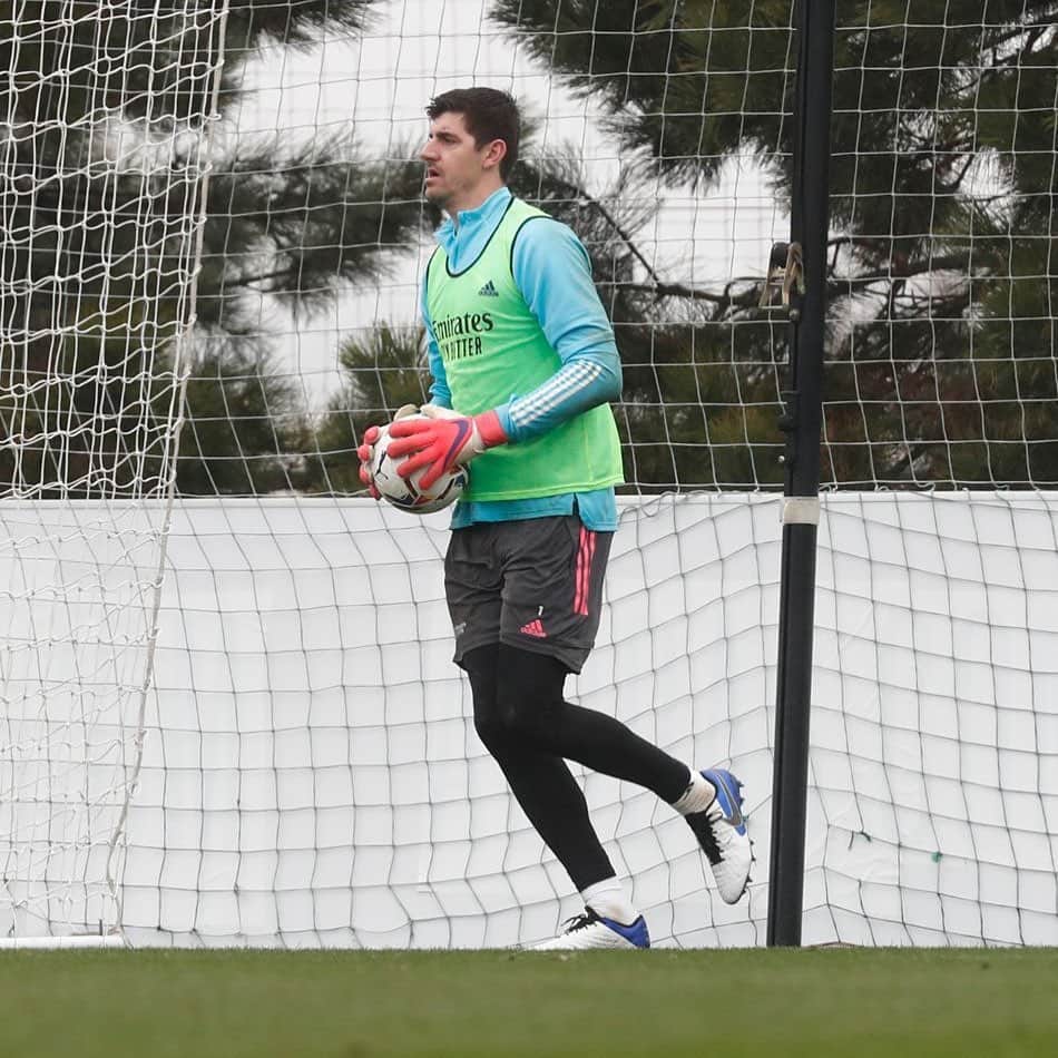 ティボ・クルトゥワのインスタグラム：「Semana de duro trabajo para llegar a punto a Huesca! #HalaMadrid」