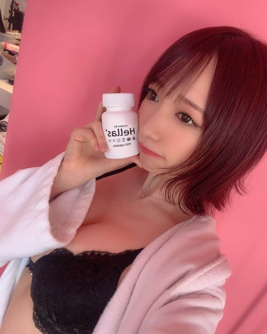 清水あいりさんのインスタグラム写真 - (清水あいりInstagram)「お腹がシュッと していたい撮影の時だけ この「ヘラスプラス」を飲んでいます…💓 @haab_official   リバウンド防止用なんですけど 食欲が減って暴食を止めてくれます。笑 私は人並み以上に食べてしまう癖があり、本当に暴食ガールです… 皆様がきっとドン引きするぐらいです。 SNSでは 暴食して 少し太ってる時の写真とかは アップしないから信じてもらえないんですけど本当に。  なのでその暴走を止めてくれる このヘラスプラスは 体型維持にも健康面でもかかせません…💦  でも、普段撮影がない時は 暴食しちゃいます‼️ 普段は止めません…笑 お胸を減らさないのと、精神的にも安定させるためです。 ご飯を食べる事ってすごく大切なので無理なダイエットは絶対しません。 今なんとなく不安定だなぁと感じたら 私は白米いっぱいと苺もいっぱい食べます。笑 あとは好きなものたくさん食べる。 食べる事が本当に好きだから… メリハリがあればいいと思うの。 だから大事な日だけこのヘラスプラス飲む様にしています。  本当に少しでも 「スタイルが気になる…‼️」 という人にはもってこいの、身体にちょうどいい漢方…💓  もちろん、運動も大切です💓」2月4日 3時35分 - shimizuairi