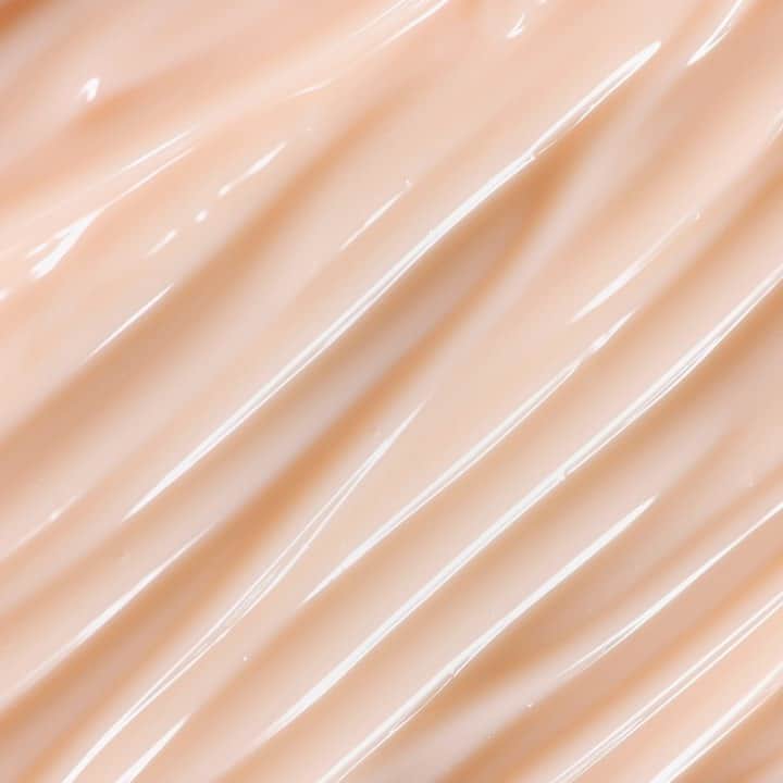ドゥラメールのインスタグラム：「No soft-focus filter here. Just the blurring beauty of NEW The Perfecting Primer. #SkincolordelaMer」