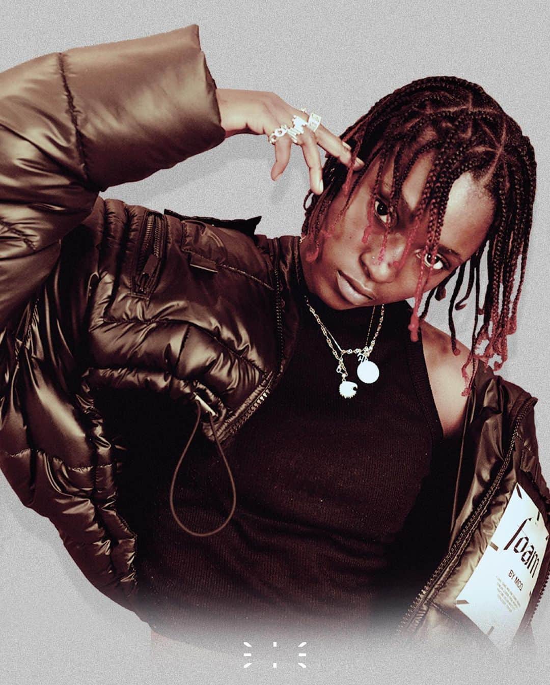マックキュー アレキサンダー・マックイーンのインスタグラム：「Join us as we celebrate the launch of FOAM with collaborator @flohio_. The south-London rapper has curated an unmissable line up for a virtual party with @boilerroomtv.  This Friday at 20:00 (GMT). Sign up via our link in bio and RSVP to receive an exclusive invite.」