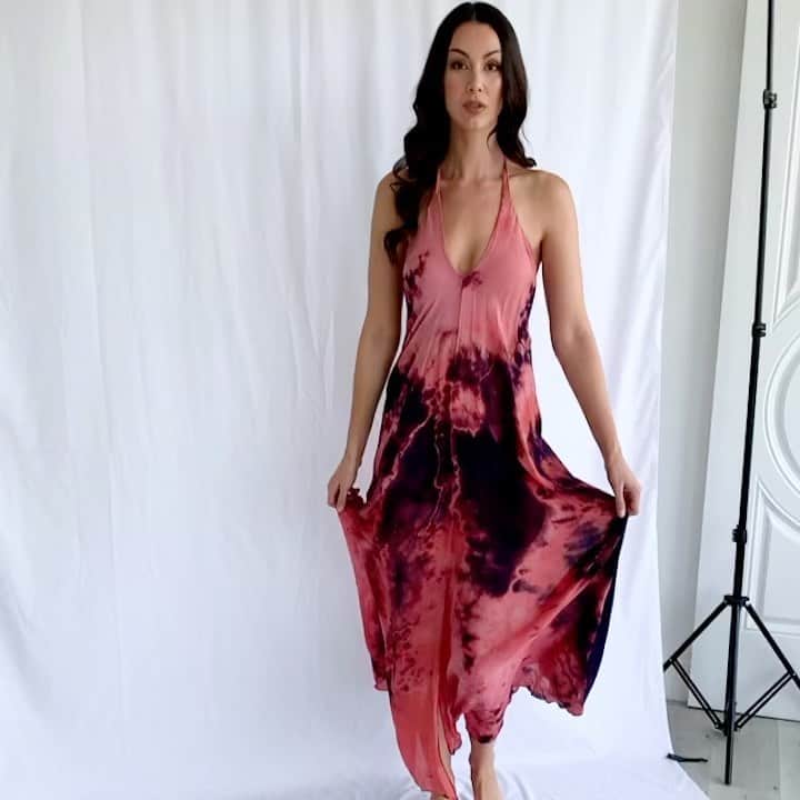 ミッシェルジョナスのインスタグラム：「Valentine’s Day is right around the corner. Order your perfect “I love you” dress. ❤️ #SilkVenusDress #BehindTheScenes #NewCollection #ValentinesDay #Feb14th 💋www.mijobymichellejonas.com #michellejonasdesigns #michellejonastravelwear」