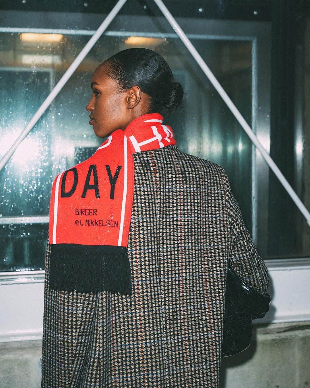デイビルゲールエミッケルセンのインスタグラム：「The DAY football-inspired scarf, from now a key styling item for Autumn Winter 2021, and for seasons to come.⁠⁠  Photo: @frederik_la  ⁠⁠ #imagineanewDAY #DAYbirgeretmikkelsen #CPHFW #AW21⁠⁠」