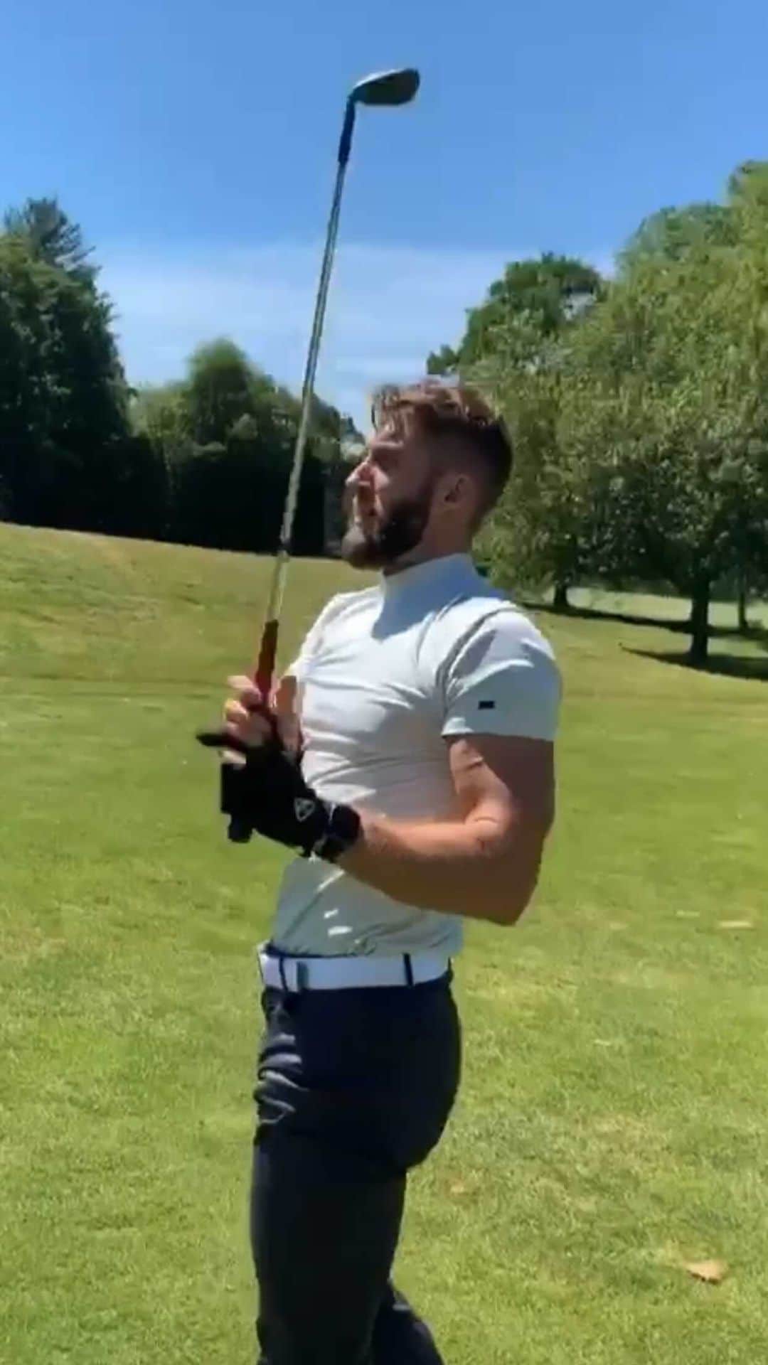 ショーン・ブースのインスタグラム：「Getting the itch to hit the links after watching that Tiger documentary on HBO (which was incredible 🐅) ... Nashville needs to warm up! What are some must play courses in the states? . I think the cameraman @coopwl6 had a couple too many Michelob Ultras before filming this 😏 Can’t wait for this years “Kidney Cup” back home w/ @apisati & gang 👊🏼」