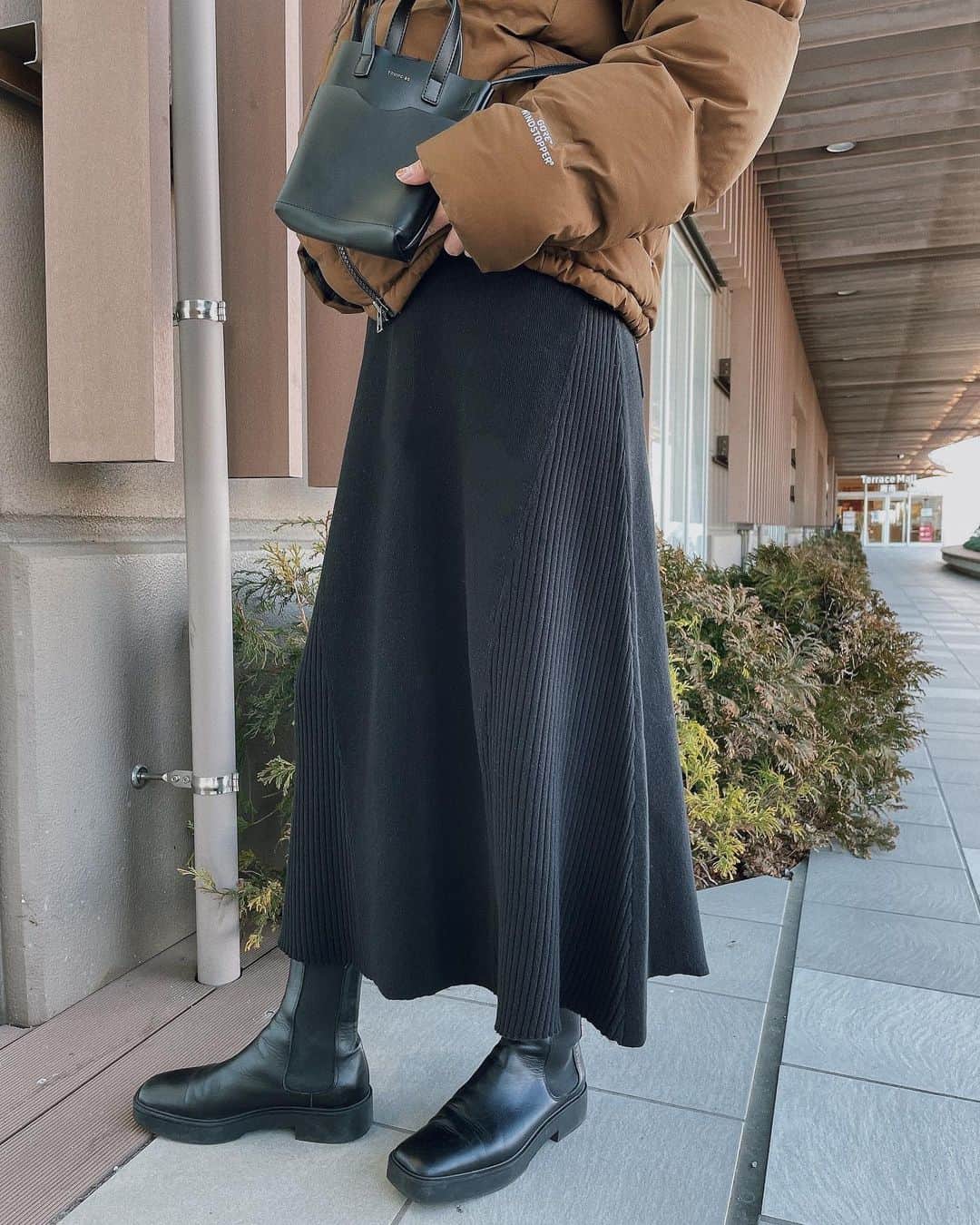 佐野真依子さんのインスタグラム写真 - (佐野真依子Instagram)「いつものらくちん お散歩Coordinate🌈 このミニバッグ本当に使いやすくて 重宝してます🤍 手ぶら感覚ですぐに使うものだけ 持ち歩けるからマザーズと分けて 子連れにもぴったり🐥 かわいいリブ切り替えニットスカートは2月の新作です❤︎ ■Soft Leather Mini Shoulder BAG ￥7,150(税込) @trunc88_official  #trunc88」2月4日 14時47分 - sanomaisanomai