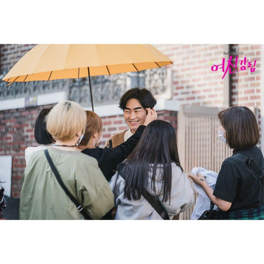 tvN DRAMA【韓国】さんのインスタグラム写真 - (tvN DRAMA【韓国】Instagram)「누구인가? 누가 마지막 소리를 내었어😭!! 막화 기념 막촬 인증샷 + 깜짝 비하인드 풉니다🥺  자존감 회복 로맨틱 코미디 [여신강림] 2/4 [목] 밤 10시 30분 tvN 최종화  #tvN #수목드라마 #여신강림 #문가영 #차은우 #황인엽 #박유나」2月4日 14時43分 - tvn_drama