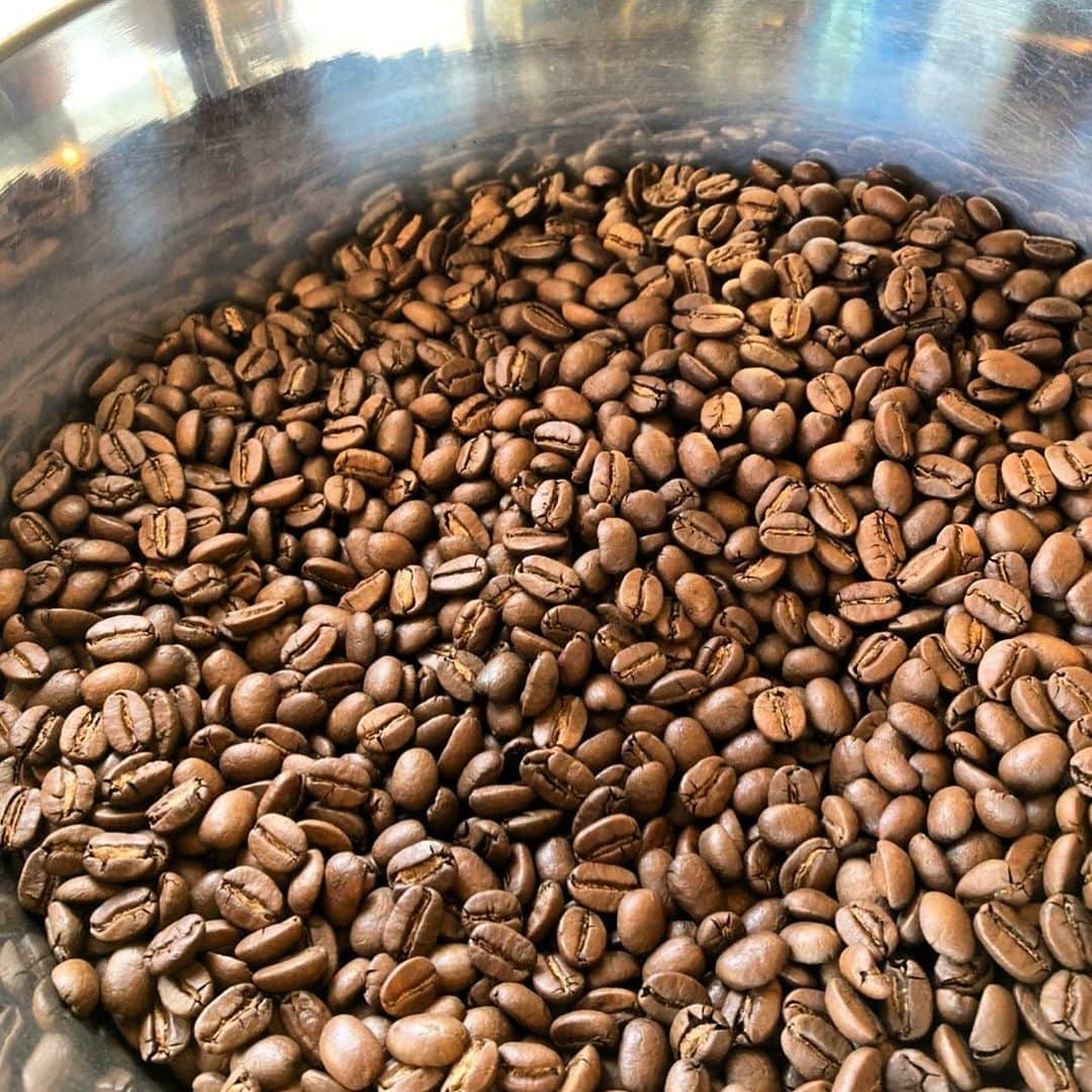 houeicoffeeのインスタグラム：「コーヒー豆焙煎完了です❗️ Roasting coffee beans is complete ❗️  http://houeicoffee.com/monzen/  #coffee #成田 #成田山 #成田山新勝寺 #成田空港 #ベーグル #自家焙煎 #コーヒー成田 #珈琲 #コーヒー豆 #NRT #japan  #ハンドドリップ #bagel #コーヒー好き #coffeetime #千葉 #chiba #houeicoffee  #カフェ　#naritasan #coffeeshop #公津の杜 #kozunomori #Cafe」