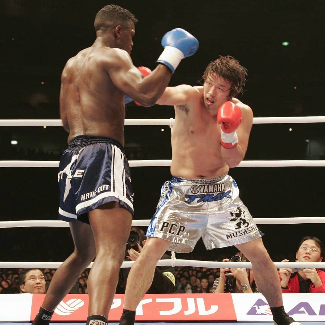 武蔵のインスタグラム：「K-1WGP2004 Final  Tokyo Dome  vs @remybonjasky   写真を見てるとこの時の色んな事を思い出します。  良いことも悪いことも。  #武蔵 #k1wgp  #k1 #kickboxing #karate #tokyo #tbt」