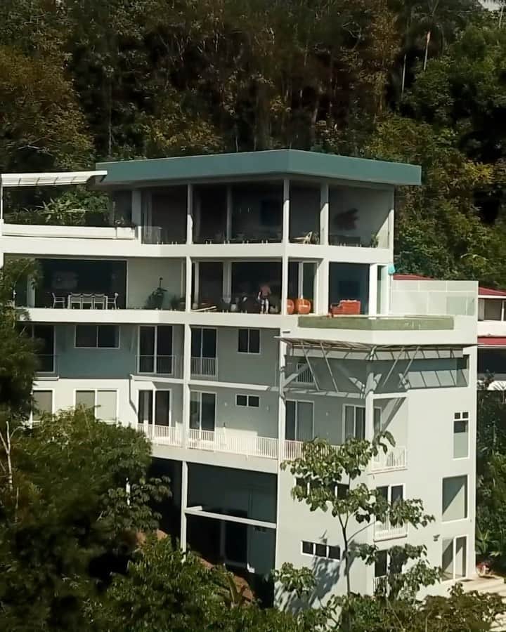 のインスタグラム：「Welcome to @villa_costa_vida! Our crew has been staying here the past few nights in Costa Rica 🇨🇷 If you’re looking for luxury by the beach, this is the place to be 🙌 by @brandonwgross with @crystal_ita   #villacostavida #costarica #travel #explore」