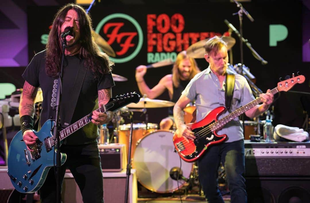 フー・ファイターズのインスタグラム：「Thank you @siriusxm for the virtual kickoff of Foo Fighters Radio!!! 🤘   📷 @ndrewstuart  #MedicineAtMidnight」