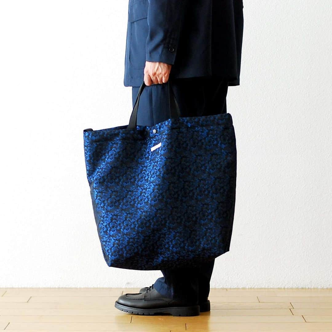 wonder_mountain_irieさんのインスタグラム写真 - (wonder_mountain_irieInstagram)「［#21SS］ Engineered Garments / エンジニアードガーメンツ “Carry All Tote -Shiny PC Jacquard ” ¥18,700- _ 〈online store / @digital_mountain〉 https://www.digital-mountain.net/shopbrand/000000013161/ _ 【オンラインストア#DigitalMountain へのご注文】 *24時間受付 *14時までのご注文で即日発送 *1万円以上ご購入で、送料無料 tel：084-973-8204 _ We can send your order overseas. Accepted payment method is by PayPal or credit card only. (AMEX is not accepted)  Ordering procedure details can be found here. >>http://www.digital-mountain.net/html/page56.html  _ #NEPENTHES #EngineeredGarments #ネペンテス #エンジニアードガーメンツ _ 本店：#WonderMountain  blog>> http://wm.digital-mountain.info _ 〒720-0044  広島県福山市笠岡町4-18  JR 「#福山駅」より徒歩10分 #ワンダーマウンテン #japan #hiroshima #福山 #福山市 #尾道 #倉敷 #鞆の浦 近く _ 系列店：@hacbywondermountain _」2月4日 13時22分 - wonder_mountain_