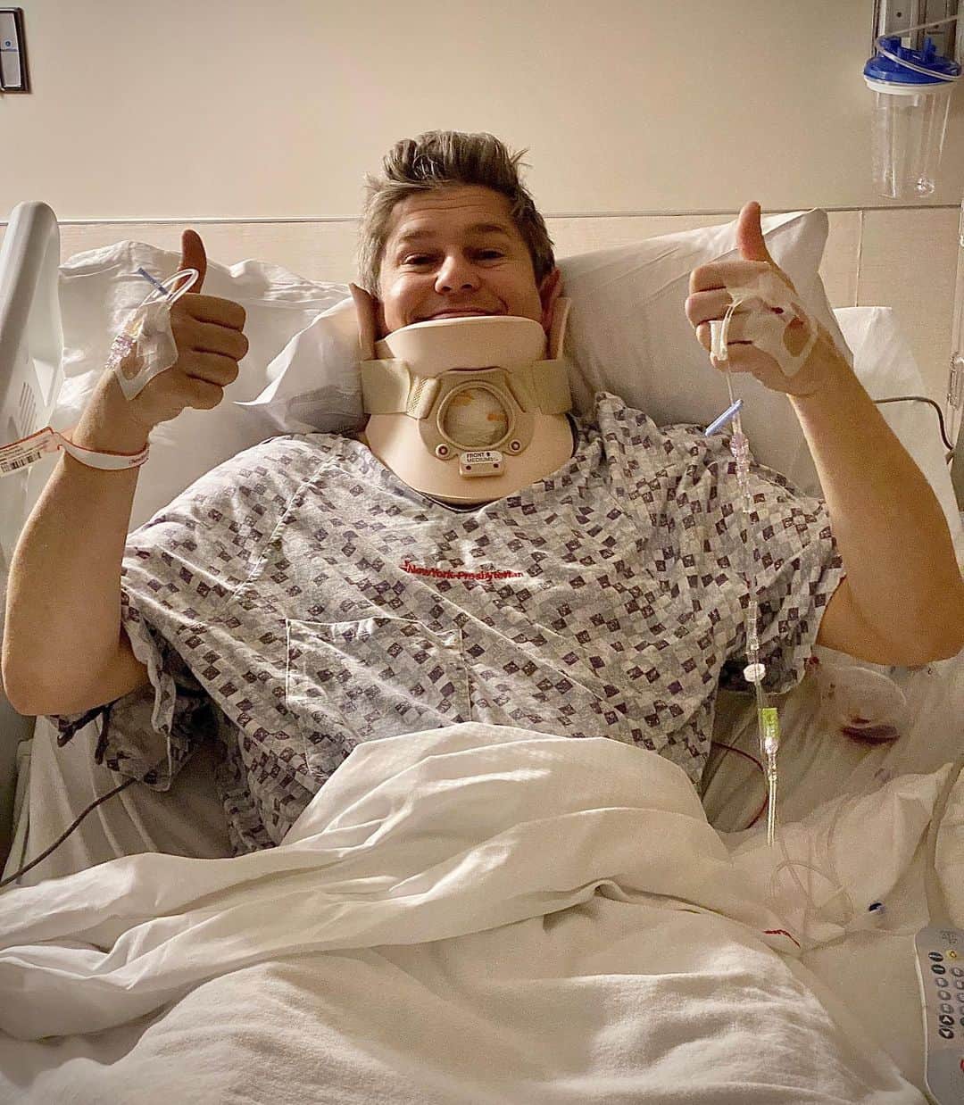 ニール・パトリック・ハリスのインスタグラム：「David is recovering from spinal surgery. It was fairly intensive, took over seven hours, but he’s in good spirits and doing well. It’s one of the scarier, more hopeless feelings -  hoping for the best, trying not to fear the worst, waiting a call with news. Thankfully, all went according to plan. Whew..! Two thumbs up. I love you, @dbelicious. Your strength inspires me.  And thanks to NY-Presbyterian Hospital for, well, everything. ❤️❤️🙏🏼 @nyphospital」