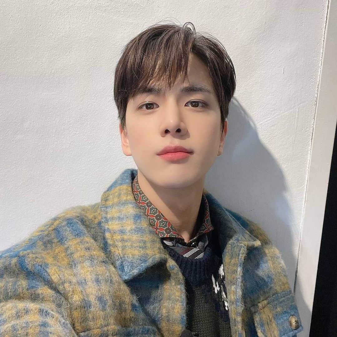 ヨンフンさんのインスタグラム写真 - (ヨンフンInstagram)「눈 오는데 본 사람 손 🤗 210204 The Boyz Twitter Update 💜 #THEBOYZ #더보이즈 #YOUNGHOON #영훈」2月4日 13時33分 - younghoon.theboyz