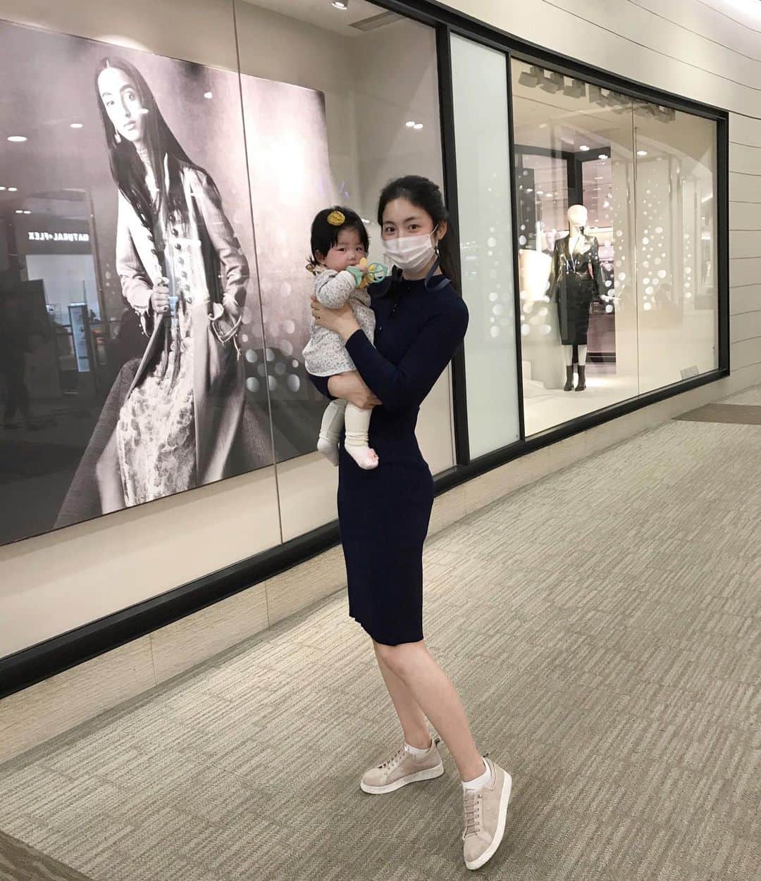 ハン・ジウさんのインスタグラム写真 - (ハン・ジウInstagram)「언제 걸어서 같이 쇼핑다니려나🤍 (다 사달라고 대자로 안누우면 다행) #아기랑쇼핑 #딸램이랑 #10개월아기」2月4日 13時35分 - han_jiwooo