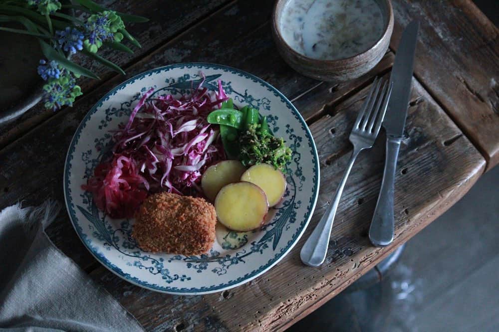 あやこのインスタグラム：「. 食卓が春めいてきた スナップエンドウに菜の花 コロッケプレート さぁどうぞ . . . #神奈川県#mebyoスタイルアンバサダー  #旬をいただく#旬を味わう #旬の野菜  #食育 などと#肩肘はらず  #はしり#旬#名残り を#五感で楽しむ ♡」