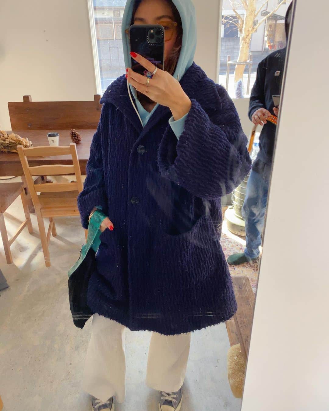 堀舞紀のインスタグラム：「🧵🪡 . . . . 水色の スウェットって なんか昔から大好き💙 . . 地味なコーデの差し色に なるし。 . . これは、 @ayakawasaki さんと @sonnylabel さんのコラボので ヘビー ヘビー ウエイト！！ なところが気に入って ヘビロテしております🙈 (🐍、🐍ウルサイ) . . しかし、 いつもヒートテック出てしまう 寒がり族🙋🏽‍♀️ . . . そしてコートは まさかの vintageミッソーニ。 なんでお前が？ ってかんじだけど 軽くて風も通さなくて あったかくてビックシルエットで 何十年も着ています。 . . . 好きなものは 物心ついた時から さほど変わりません。 . . なので物心ついたくらいの方がもしみていたら、人の中身は歳をとってもさほど 変わらないですよ〜 って言いたい。 . (なぜw) . #outfit  #母親服装 #お昼ご飯は #辛麺　🍜」