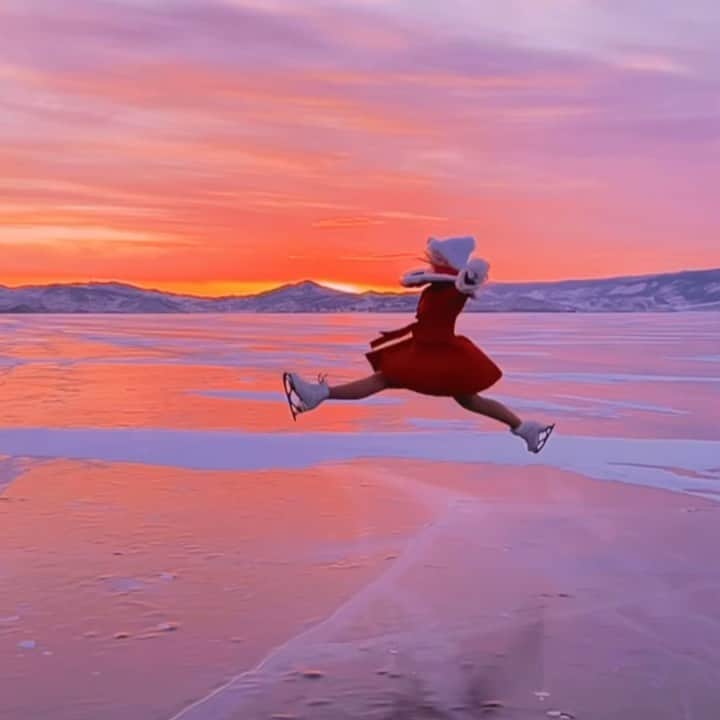 アナスタシヤ・ガルスチャンのインスタグラム：「Запрыгнули в февраль 🌲💫⛸ 🎥 : @hobopeeba  #байкал」