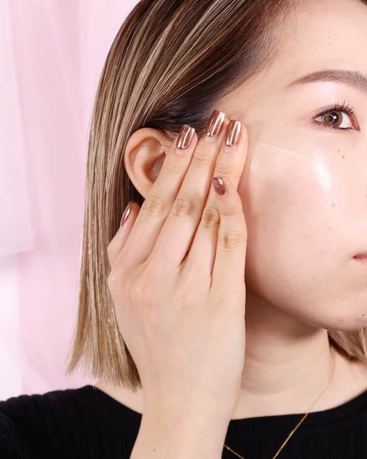 M∙A∙C Cosmetics Japanのインスタグラム：「すーっとみずみずしく伸び広がり、ぴたっと密着🌟 トーンアップ、保湿、肌の凹凸カバー、紫外線ブロックが1本でできる下地をぜひお試しください✨ ㅤ #MACLIGHTFULC #MACライトフルC」