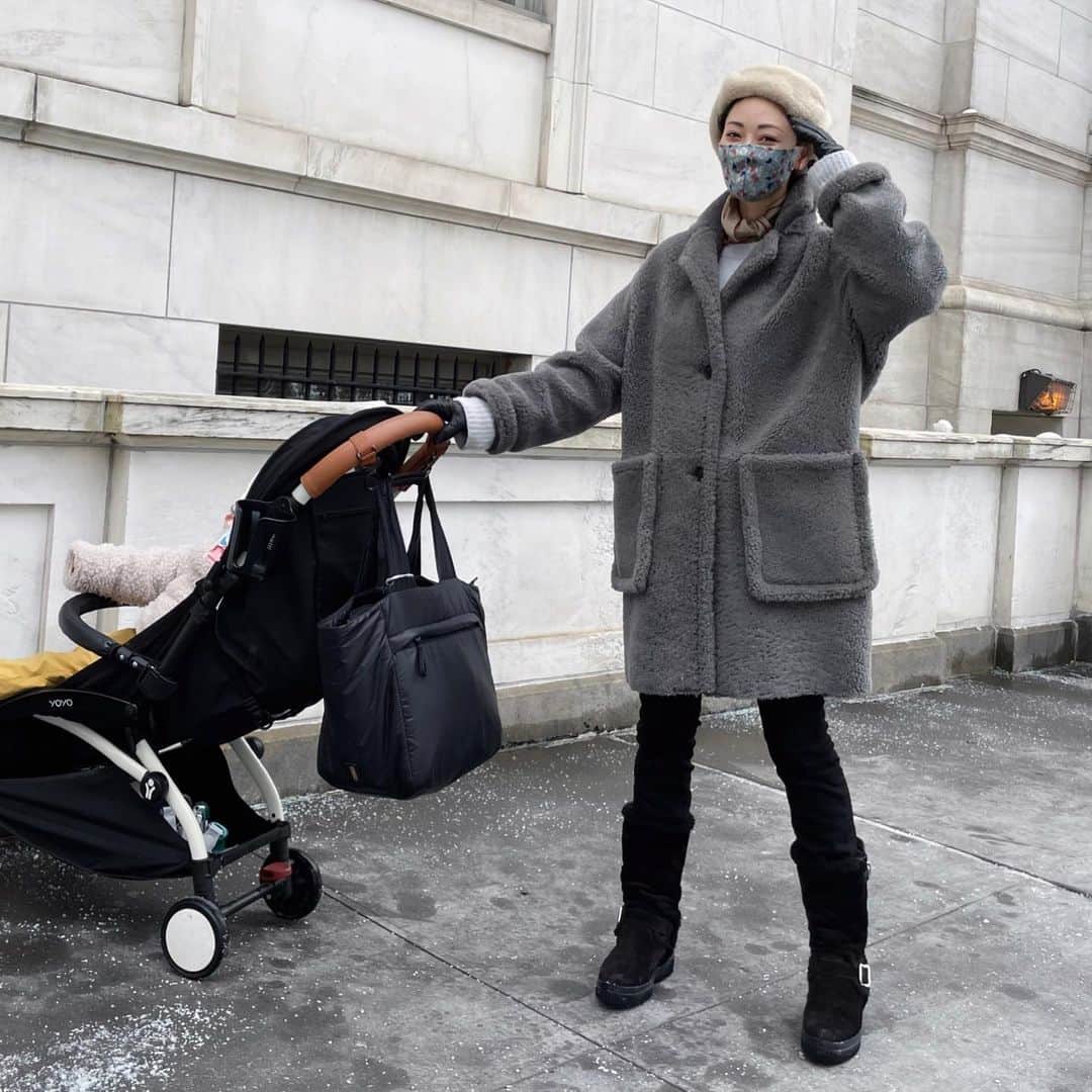 大塚良子のインスタグラム：「3.Feb.2021 🌥 2℃/ 36℉  寒いし乾燥するし花粉飛び始めてるし、、、 この時期のNY早く終わって〜🥲 #ootd Coat... @pologeorgis  Sweater... @acnestudios  Denim... @toteme  Boots... @tods」