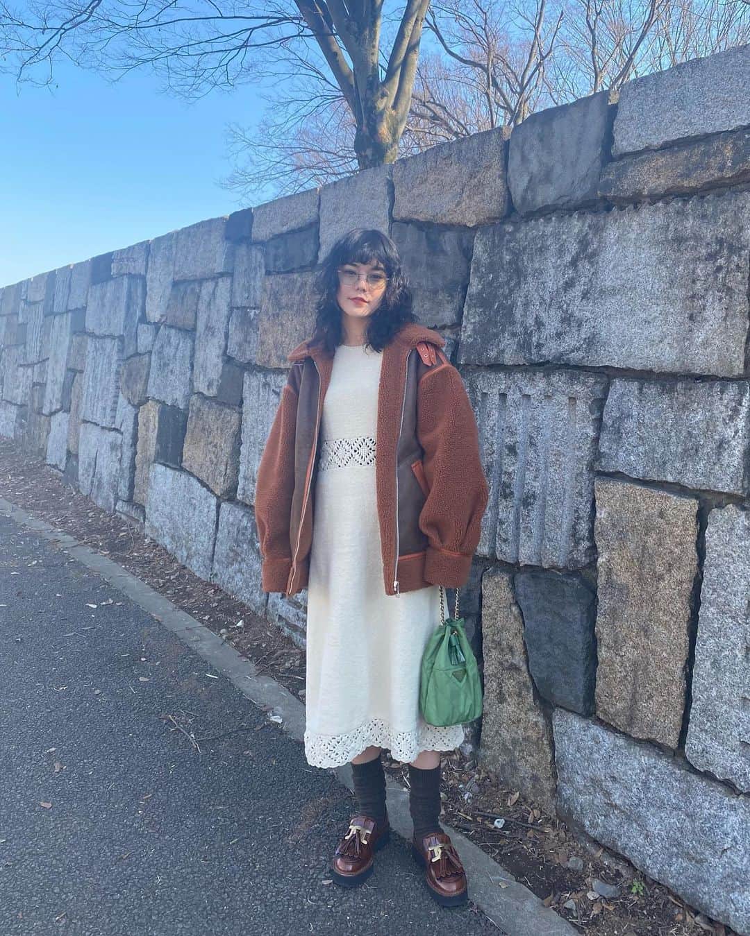 長澤メイのインスタグラム：「しばがコラボで 作ったかわいいワンピース💕 生地もヴィンテージみたいで 細かいところまでこだわってる かわいい〜🥺💕  あったかくなって アウターなしで フラットシューズあわせて 着たいなあ〜💗 #mei_outfit」