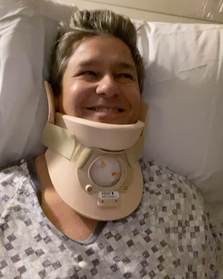 ニール・パトリック・ハリスのインスタグラム：「A few hours after surgery. Not sure David will remember saying any of this... but damn, it makes me laugh. I appreciate his positive energy so so much. @dbelicious @nyphospital #morphine」