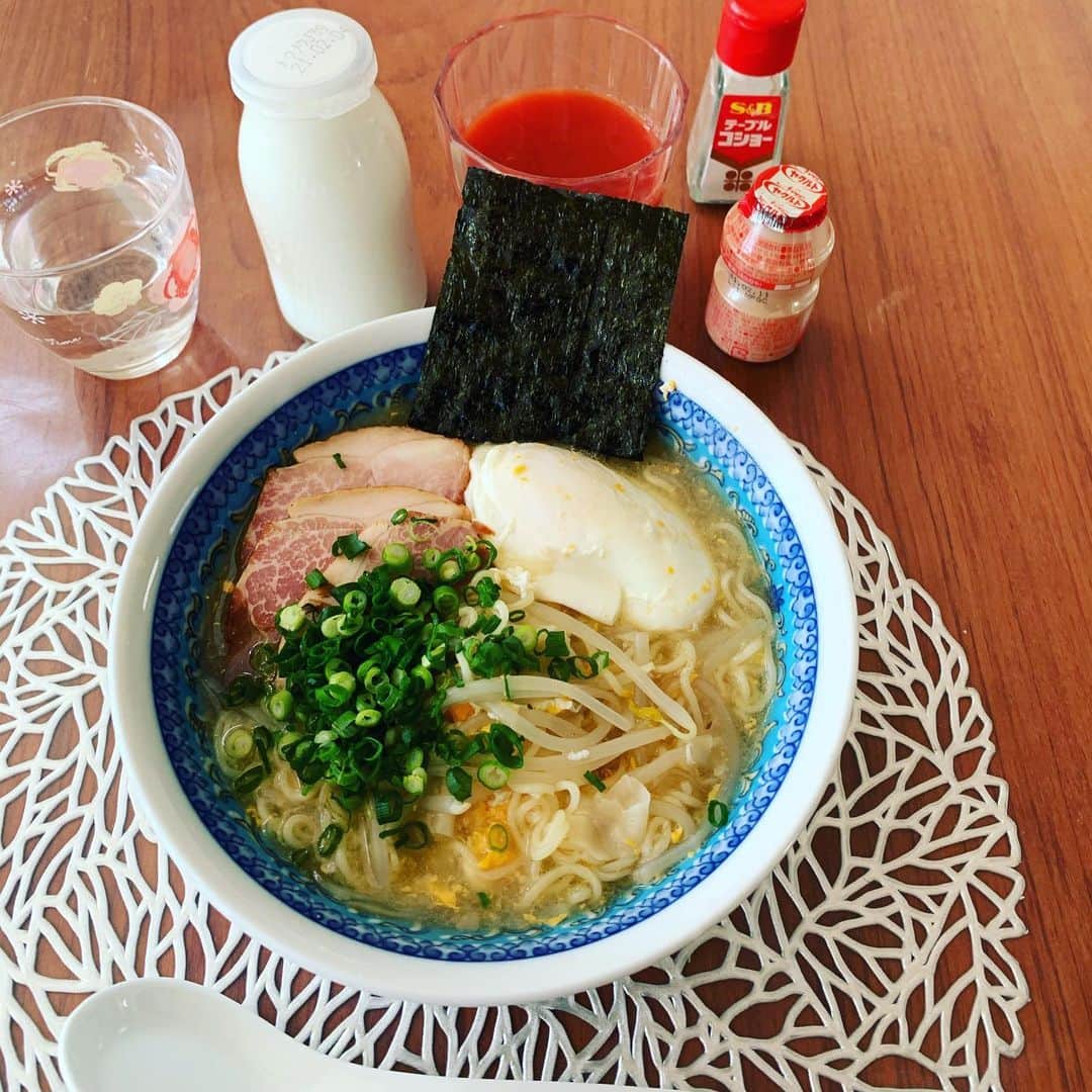 のインスタグラム：「テールスープでエースコックのワンタン麺！スープも全部飲み干して　超超超劇ウママママシ 本日2杯目の珈琲と長崎堂バターケーキにヤクルト これまた超劇ウマママママシ」