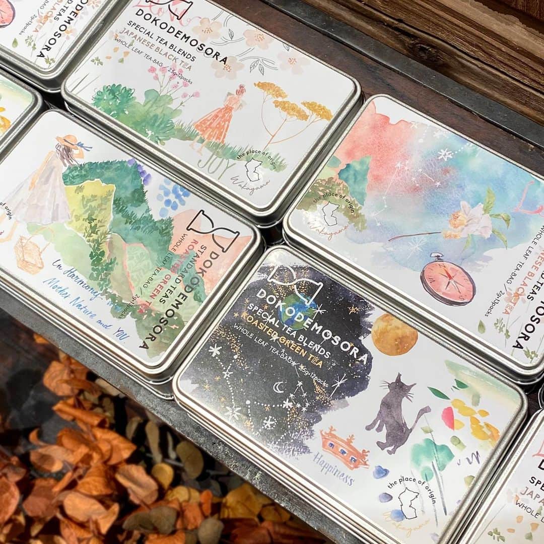 手紙社のインスタグラム：「【灯りと紅茶、ときどき焼き菓子フェア at 手紙舎吉祥寺店】﻿ ﻿ 全国各地の美味しくて素敵なパッケージの紅茶を集めたフェアに、「どこでもそら」さんが加わりました。どこでもそらさんのお茶は、温暖な気候、山々を吹き抜ける心地よい風、朝晩の冷え込み、南国の力強い照りつける太陽、潤いを与えてくれる雨と、もともとお茶が自生する、お茶の栽培に適した和歌山県熊野地方の山間部で育った貴重な「山のお茶」。農薬を使用せず、丁寧に育てられた一杯は、体の隅々に心地よく染み渡ります。﻿ ﻿ 今回は、自然の甘みある和紅茶と、和紅茶にみかん果皮が加わったブレンドティー、芳ばしい上焙じ茶など４種のお茶缶が並びます。﻿ ﻿ ＊本とコーヒーtegamishaでも近日中に取り扱いスタートです。﻿ ﻿ ◎灯りと紅茶、ときどき焼き菓子﻿ 会期：2021年1月27日（水）〜2021年2月21日（日）﻿ 営業時間：10:00–20:00﻿ 場所:吉祥寺パルコ2F (東京都武蔵野市吉祥寺本町1-5-1)﻿ tel：050-5874-2228﻿ ※2/18（木）のみパルコ休館日のためお休み﻿ ﻿ ＜出品作家＞﻿ ◎灯り﻿ ANTISTIC﻿ 暮らしと道具 ユーカリ（1/27、2/9）※1/27分完売﻿ 羽生直記﻿ Ballare﻿ ﻿ ◎紅茶﻿ カメリアニコティー﻿ 紅茶と英国菓子の店チャッツワース﻿ コノハト茶葉店﻿ TAKIBI BAKERY﻿ どこでもそら﻿ 光浦醸造﻿ LIFE SPICE SHOP﻿ ﻿ ◎焼き菓子﻿ 手紙舎（1/27~）※1/27分完売、次回入荷2/10予定﻿ WOLD PASTRIES（1/30~）﻿ HUGSY DOUGHNUT（2/7）﻿ nécoya BAKESTAND（2/13~）﻿ バターのいとこ（2/15~21）﻿ ﻿ 詳しくは▶︎プロフィールページのリンク「手紙社公式webサイト」→「EVENT INTRODUCTION」→「灯りフェア」へ﻿ ﻿ #手紙社 #手紙舎 #手紙舎吉祥寺店 #tegamisha #吉祥寺 #吉祥寺パルコ #PARCO #灯り #紅茶 #焼き菓子 #どこでもそら　@dokodemosora_tea」