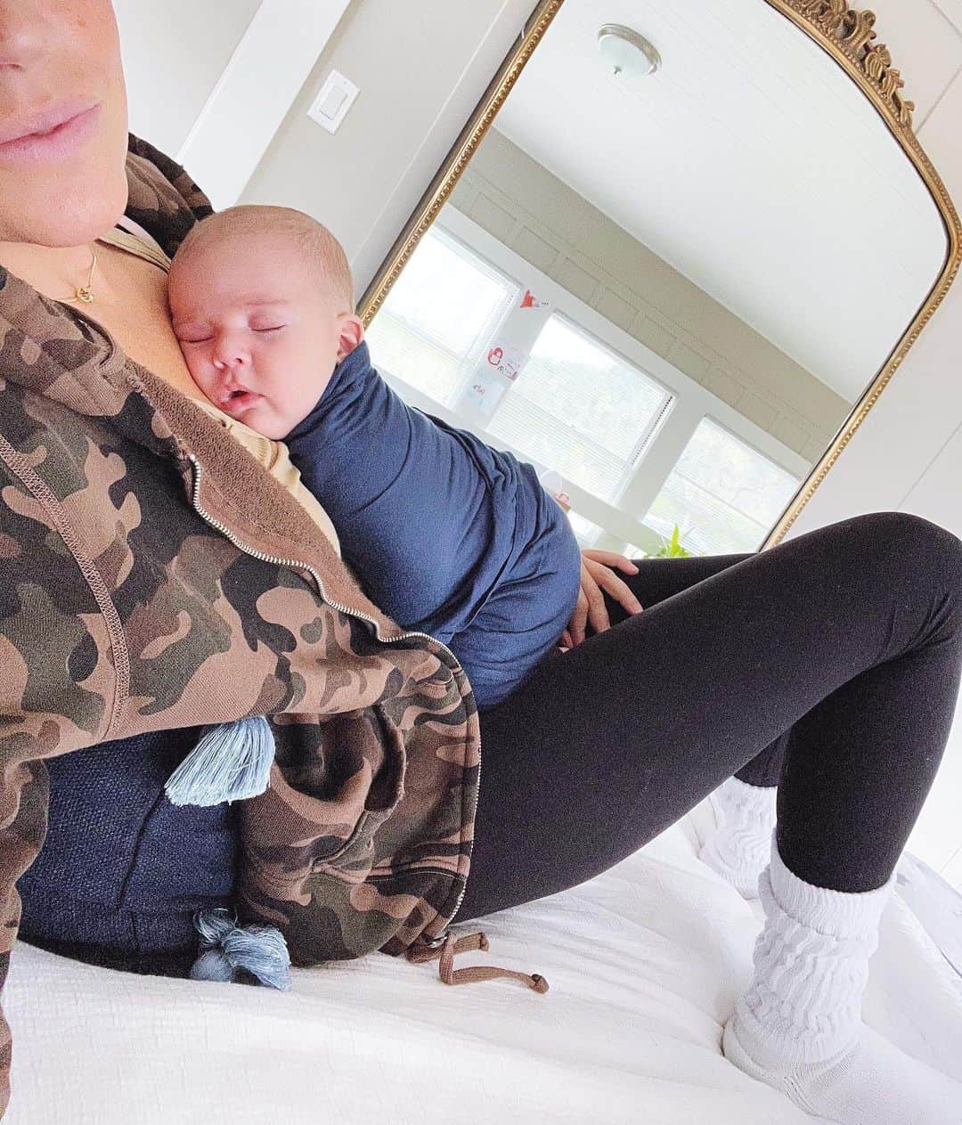 ジェシカ・シーバのインスタグラム：「Six babies later and I feel ready to offer advice on parenting.   Do what feels right and don’t apologize or make excuses for your decisions. It’s a tale as old as time, but it’s true: If you listen to your heart, you aren’t wrong.  They’ll sleep on their own and grow to be healthy & lead successful lives if they’re nurtured and loved.  This baby’s gonna be attached to me as long as he wants and I’m not worried for a second that he won’t learn to sooth himself or sleep on his own, even though currently I’m his pacifier and his bed. I just wish I would have learned this before I wasted my energy worrying about everyone else’s parenting opinions. 💫」