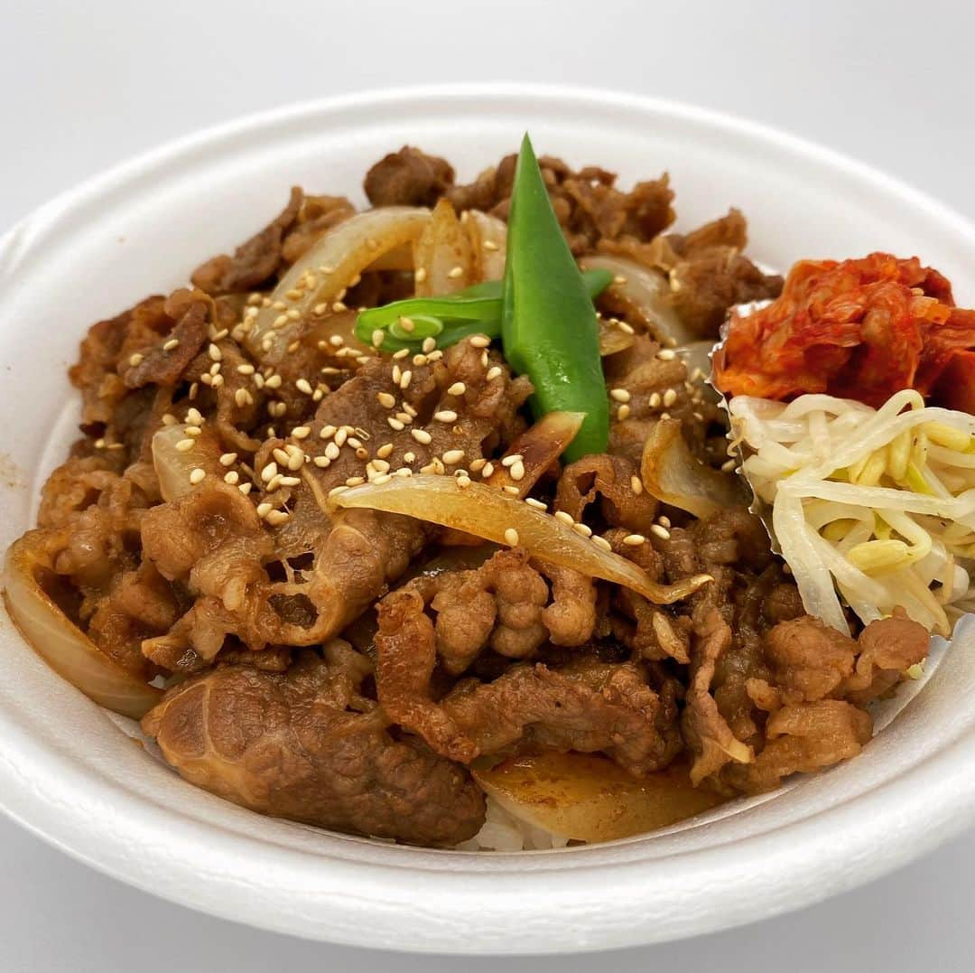 石垣島ウシ子のインスタグラム：「【テイクアウト情報】  ・焼肉丼　680円 ・ビビンバ丼　600円 　 ボリュームMAXで🍚 ただ今販売中です☀️  #テイクアウト #弁当 #焼肉 #石垣島 #焼肉 #沖縄 #沖縄旅行 #絶景 #yakiniku #okinawa #ishigakiisland #ビーチ #旅行記 #リゾート #旅行好き #一人旅行 #タビジョ #石垣島グルメ#ishigakijima #ishigaki #ishigakigyu  #石垣島焼肉 #焼肉ちょうしゅう #焼肉ちょうしゅう石垣島本店  #空 #焼肉好き #焼肉好きな人と繋がりたい #写真好きな人と繋がりたい #ダイビング好きな人と繋がりたい #石垣島テイクアウト#石垣島グルメ#フードアクション石垣島」