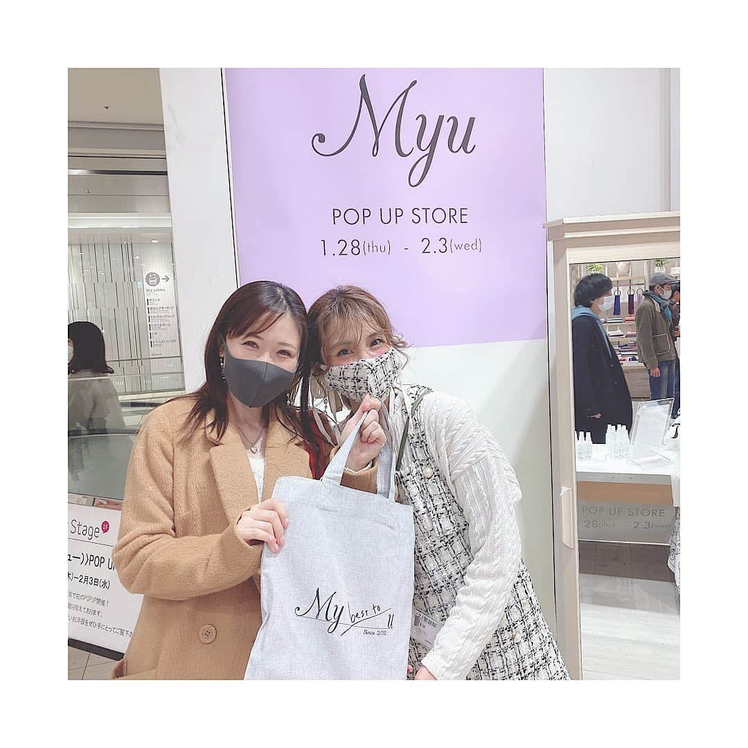 原口恵美のインスタグラム：「﻿ ﻿ ﻿ 高校時代のお友達♡ @minagirl0808 ちゃん﻿ popupに﻿ 来てくれた♡♡♡﻿ ﻿ 相変わらずキラキラ笑顔の﻿ 明るいみなちゃん♡﻿ 話してるだけでHappyになる🥰﻿ ﻿ マスクたくさん買ってくれて﻿ ありがとう😊🙏❤️﻿ ﻿ スワイプ→﻿ 悩んでるみなちゃん可愛いかった♡﻿ 結局4つお買い上げ🥺♡﻿ ﻿ @myu____official ﻿ #myu  #myupopup #friend﻿ #thankyou #❤️ #落ち着いたらお茶しようね🫖　#マスク #mask #ribbon #ribbonmask #マスク #リボンマスク」