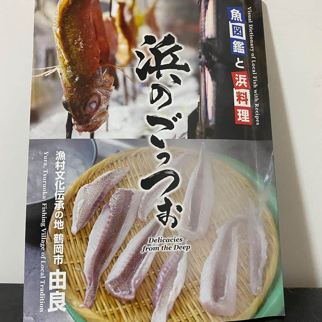 三浦友加さんのインスタグラム写真 - (三浦友加Instagram)「トトタベローネ庄内浜の 「鯛だし麺」  山形県庄内浜産の天然の鯛を使ったラーメンやパスタ料理など、 庄内を中心に山形.東京と２５店舗の皆様により、 バラエティ豊かな様々な美味しいメニューを楽しませて頂きました。 大変ありがとうございました！  そして多くの料理人の方から支持を集めている食材がありました。 “ゆらまちっく海鮮レディース”さん製造の 天然小鯛100%の「小鯛だし」！ 今回はそんな気になる「小鯛だし」が造られる 由良のアジトを訪ね、おいしさの秘密、 ゆらまちっく海鮮レディースの皆さんの魅力に迫って参りました！！  https://tototabelone-shonai.jp/20210204465/  ぜひご覧下さいませ！！  #ゆらまちっく海鮮レディース  #鶴岡市由良 #八乙女 #SDGs #sdgs  #トトタベローネ #トトタベローネ庄内浜」2月4日 14時27分 - miurayuka