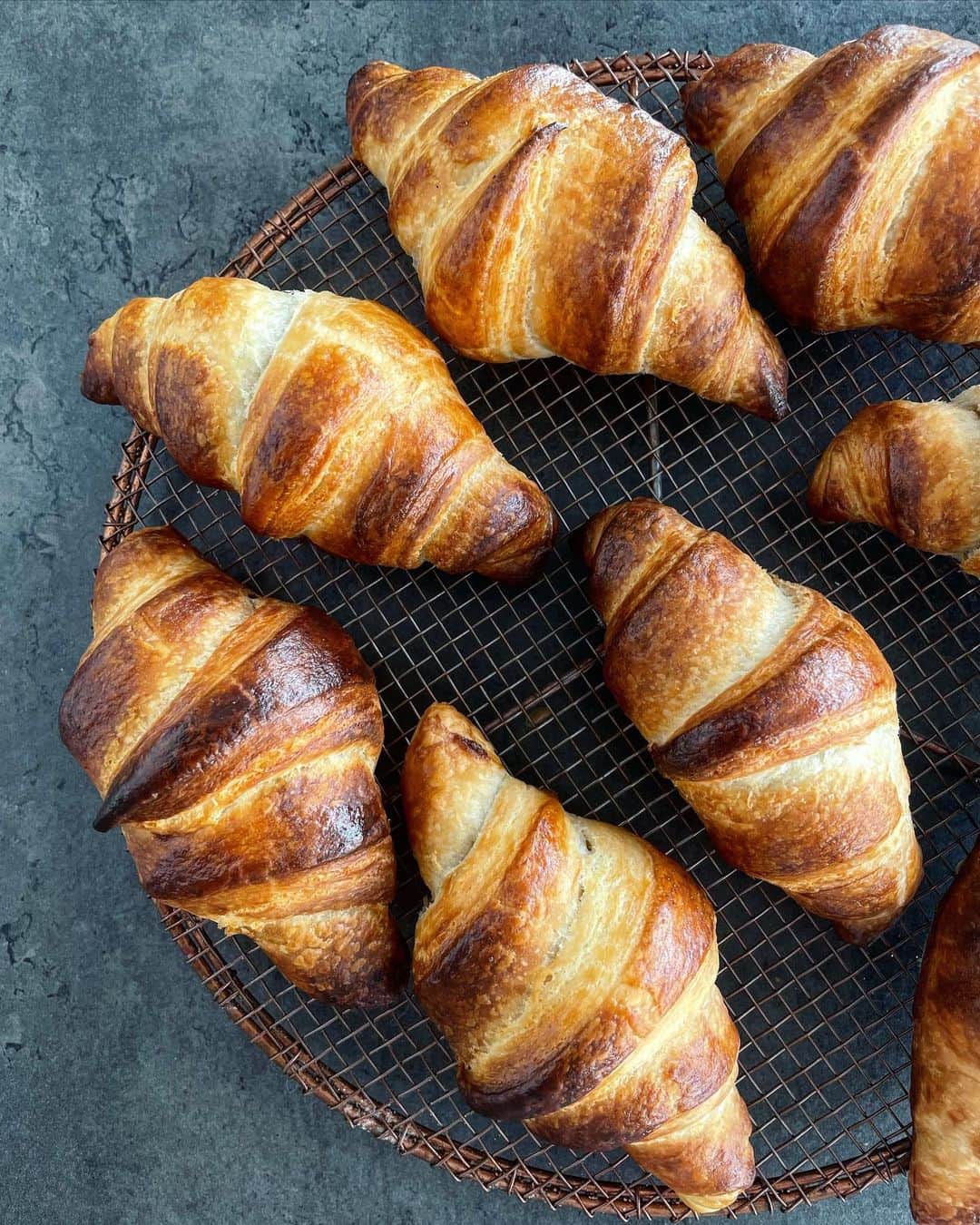 真藤舞衣子さんのインスタグラム写真 - (真藤舞衣子Instagram)「サワードゥ生地でクロワッサンを焼いて見ました。 改善の余地ありですが、初めてにしてはまあまあ家庭のクロワッサンとしては良いのかな？もうちょっと？じゃなくてもっと頑張ります💪✨  味は小麦の旨味とほのかな酸味、発酵バターの香りがいい感じ🥐  酵母無添加でもこうして美味しいパンが焼けます🥐  #sourdough #croissant  #サワードゥ　#クロワッサン #イーストなし #美味しい発酵食生活 #発酵美人になりませう #おうちパン #nokneadbread  #こねないパン #酵母無添加」2月4日 14時27分 - maikodeluxe