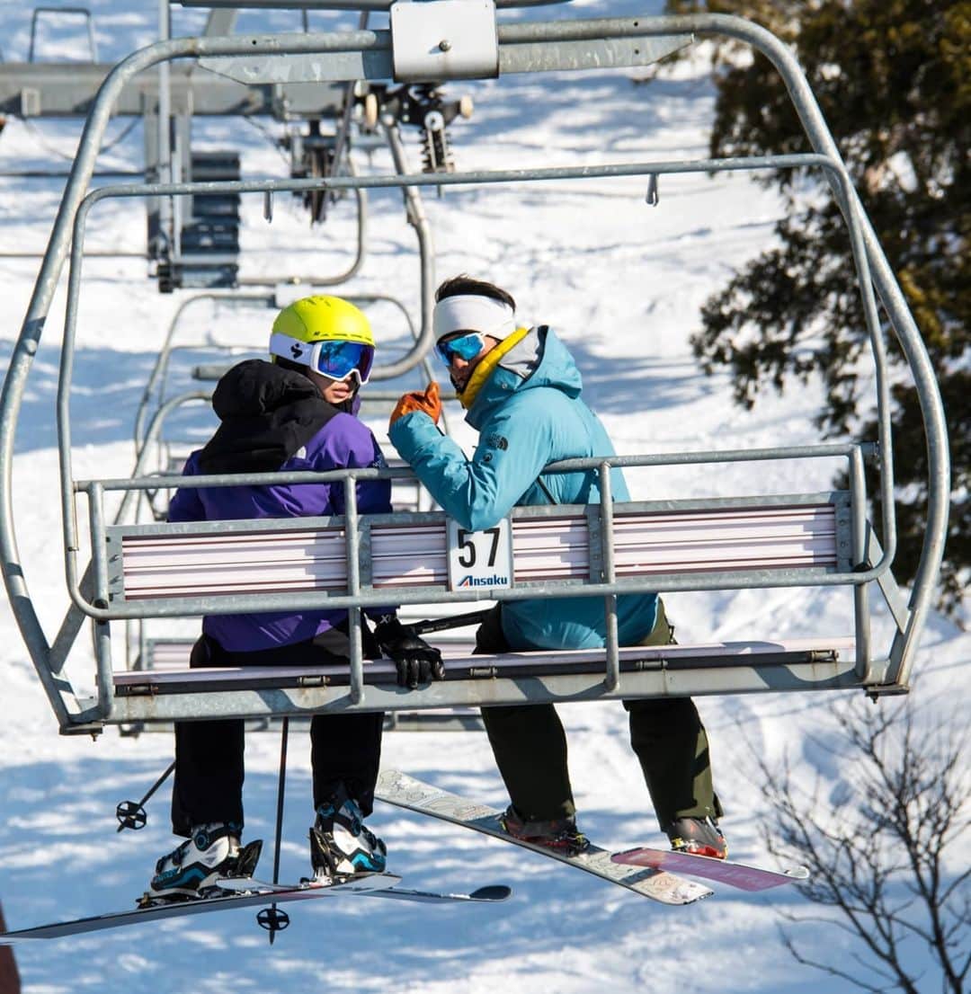 江本悠滋さんのインスタグラム写真 - (江本悠滋Instagram)「久しぶりに息子ルイとのスキー✨   僕は幼少期からスキーショップのせがれとしてスキーしかやって来なかった。 でも自分が父親になってみると冬は毎日忙しくあっと言う間に過ぎてしまう。  冬は一緒に過ごす時間すら無いこの数年。  何年かぶりにこうして一緒に滑れて感じたのは 『親子でやれることが1つでも多い方が楽しい』と言うこと。  これからはもっと一緒に楽しめること増やしていきたいな。  パパの趣味に付き合ってくれてありがと😘  お前はお前で自分のやりたいことを後悔なくやれよ！❤️  #paraglider #paragliding #paraglidingworld #hikeandfly #fly #adventure #flying #travel #mountain #snow #ski #skiing #alpine #running #trailrunning #sweetprotection #hakubavalley #hakuba #backcountry #japow #parapente #親子スキー #親子 #ズットン #パラグライダー #登山 #山岳ガイド」2月4日 14時38分 - emoto_yuji