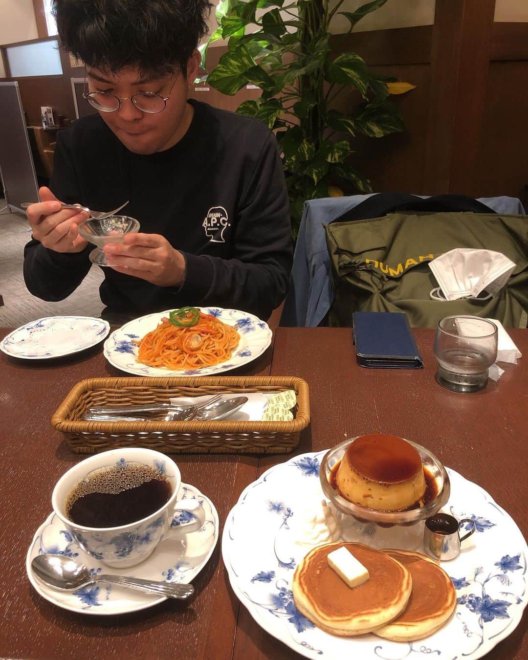 楢原真樹のインスタグラム：「いつぞやの喫茶店 #喫茶店 #上野広小路 #プリントホットケーキ  #最強セット #敗戦の翌日で味しなかった #今年は美味しく食べたい #ヤーレンズ」
